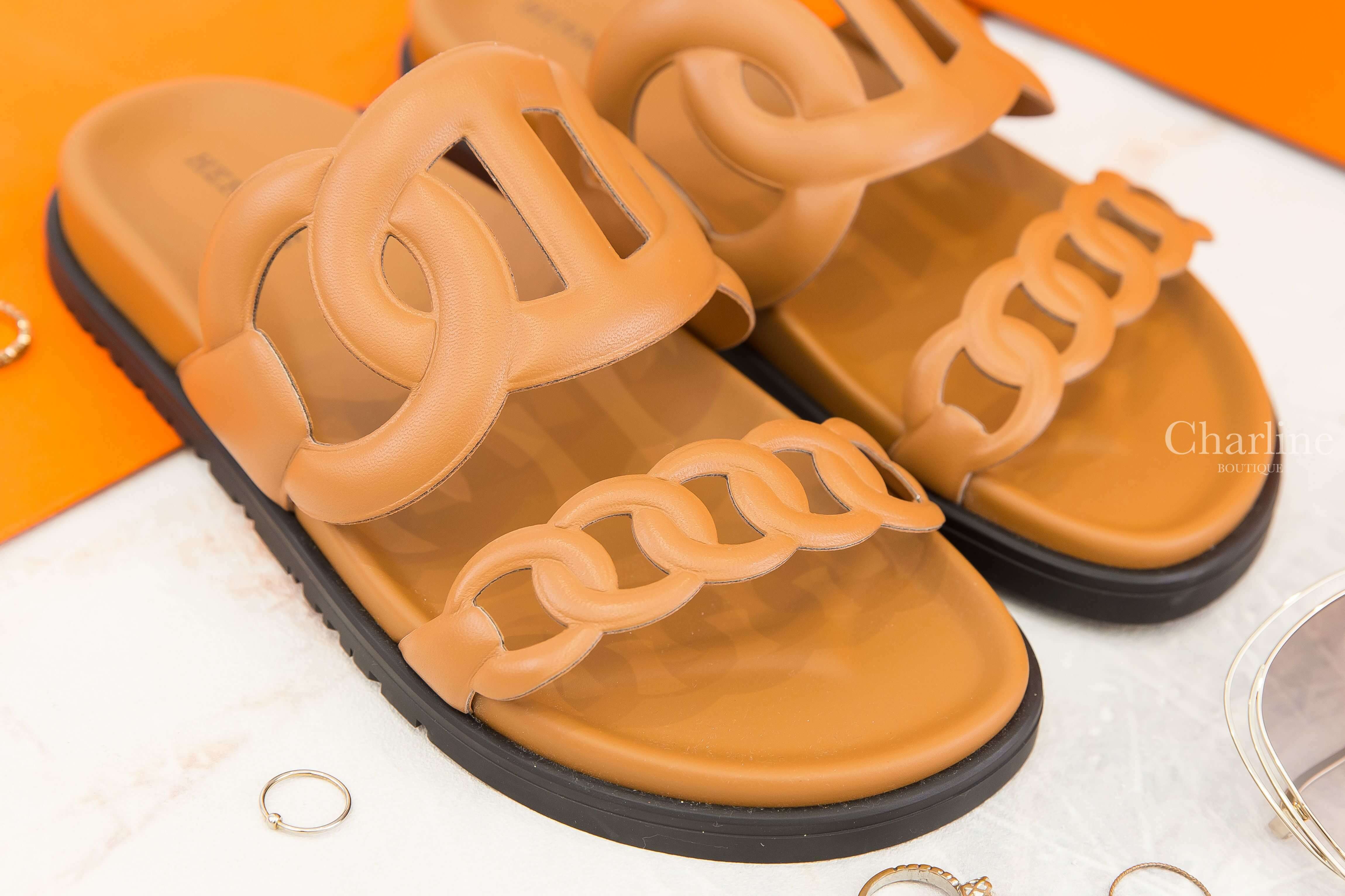 Hermès Extra Sandal 自然駝色θ黑底小牛皮平底拖鞋