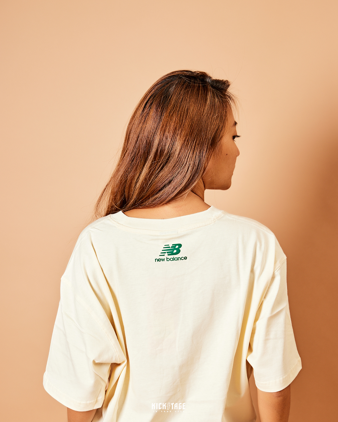 **特價商品售出不退換**男女款 NEW BALANCE ATH SS TEE 粉色 米黃 絨面LOGO 標語 跑步 短T【AMT23561】