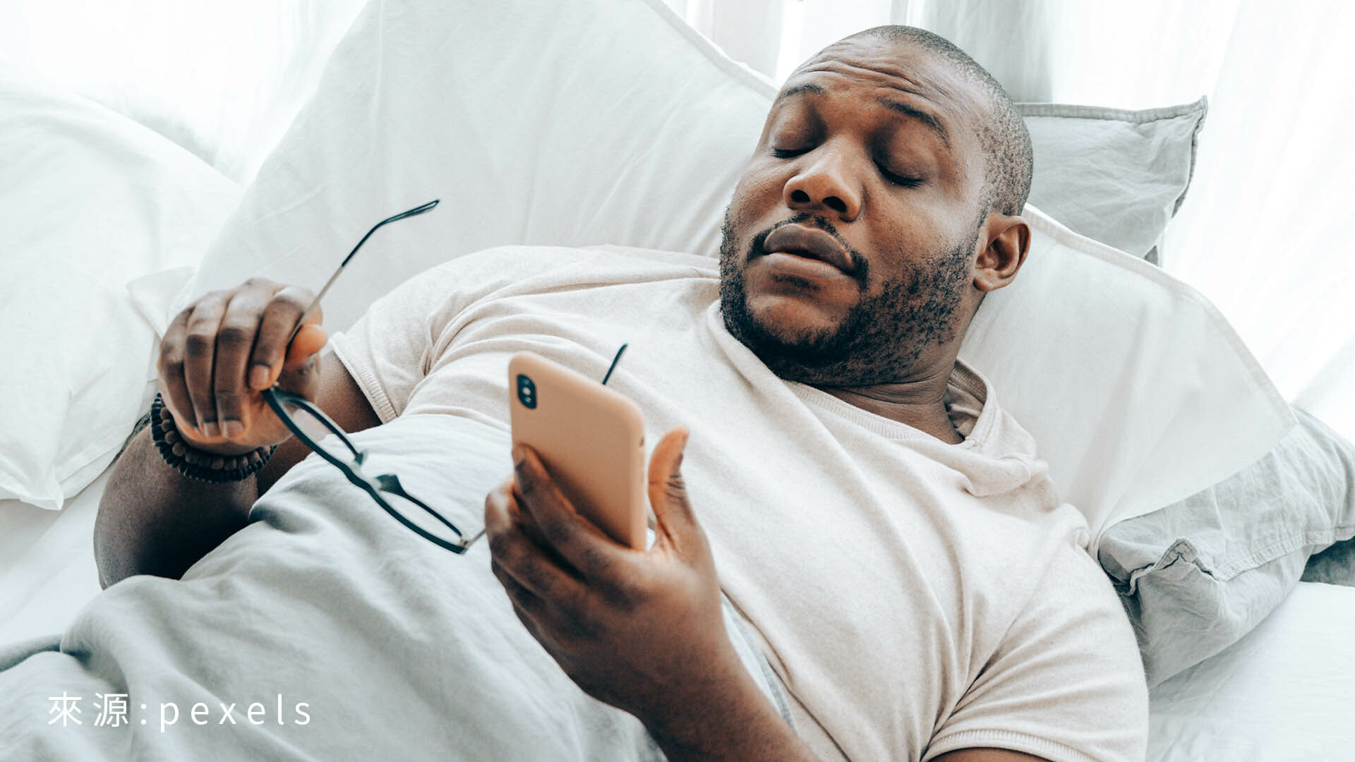 睡覺不睡枕頭、長時間低頭滑手機、不運動等錯誤習慣,都會造成頸椎疾病。