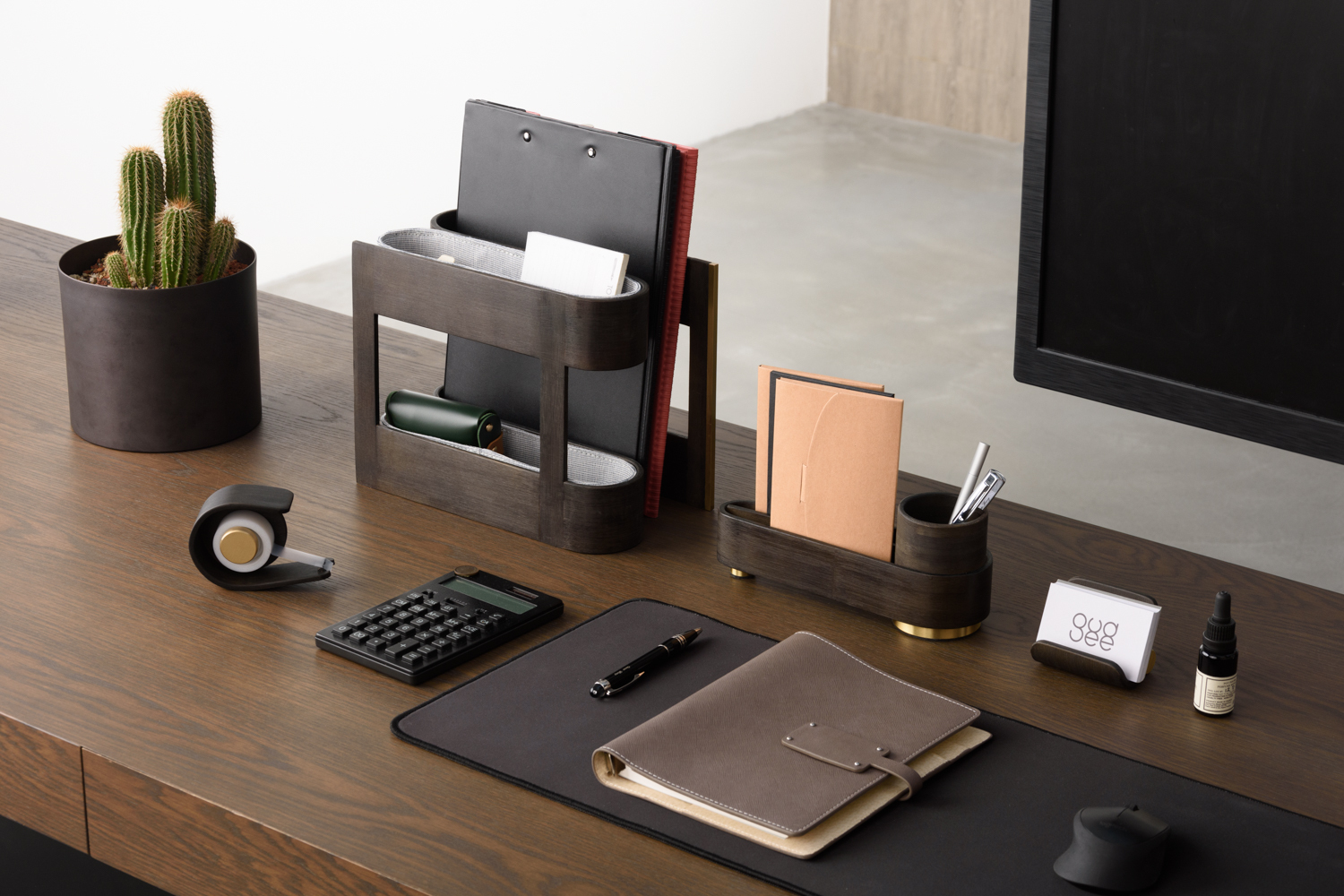 以 Orson 系列佈置出沉穩高級的辦公桌樣貌