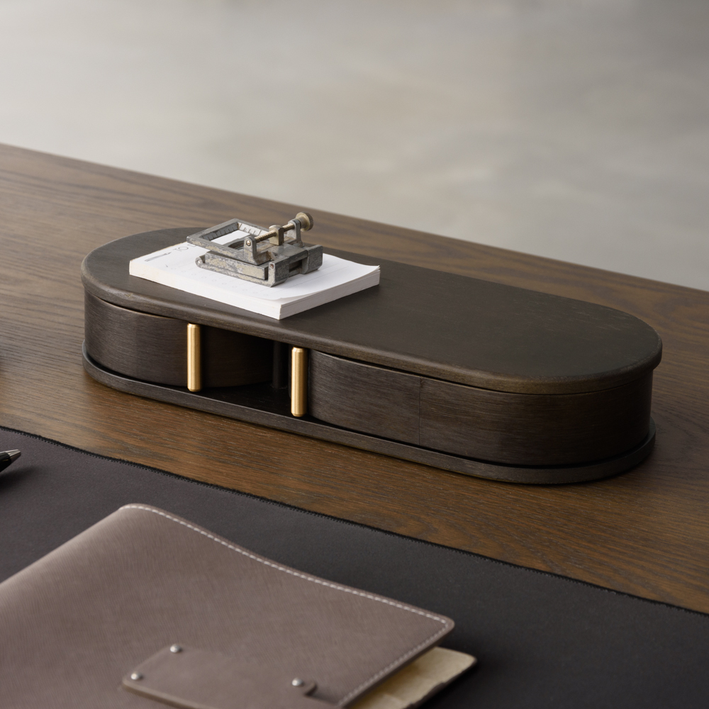 Orson 桌上收納盒, 竹子彎曲的弧度讓收納盒質感不呆板,旋轉開闔的抽屜飾以黃銅手把,上方平台還可以置物裝飾