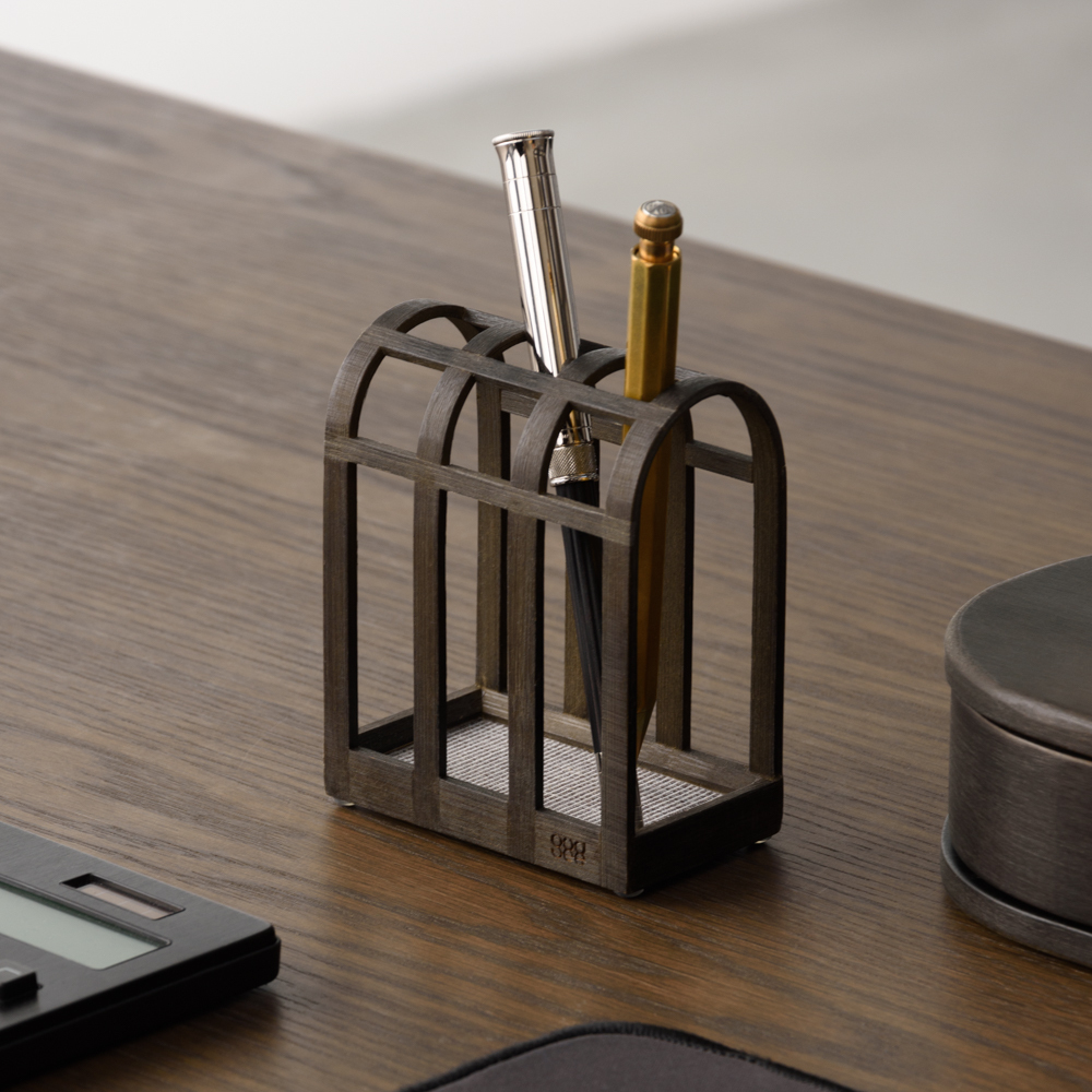 Orson 筆筒 外形如格柵般帶有趣味性的設計,底座加入鐵片讓整體結構更加穩固,不易傾倒