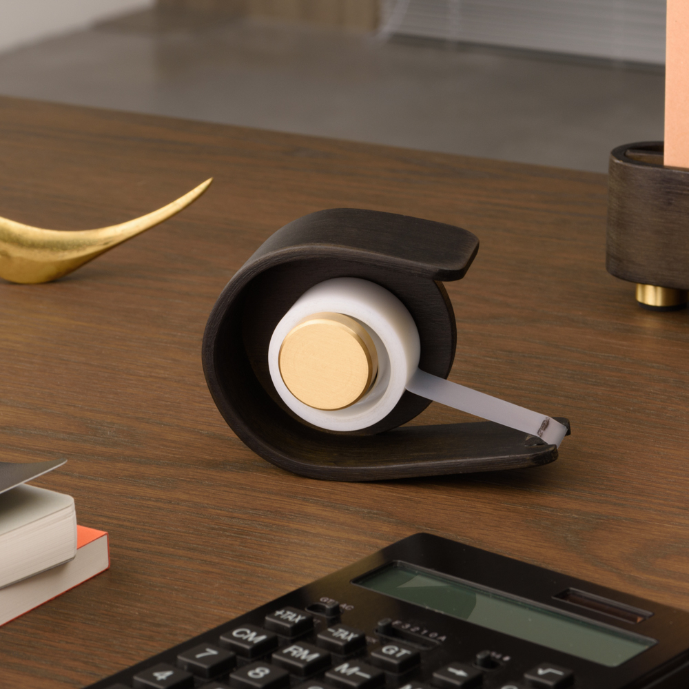 Orson 膠帶台跳脫一般膠帶台的形式,以貼合手掌弧度的線條,軸心使用黃銅點綴,整體更高級有質感