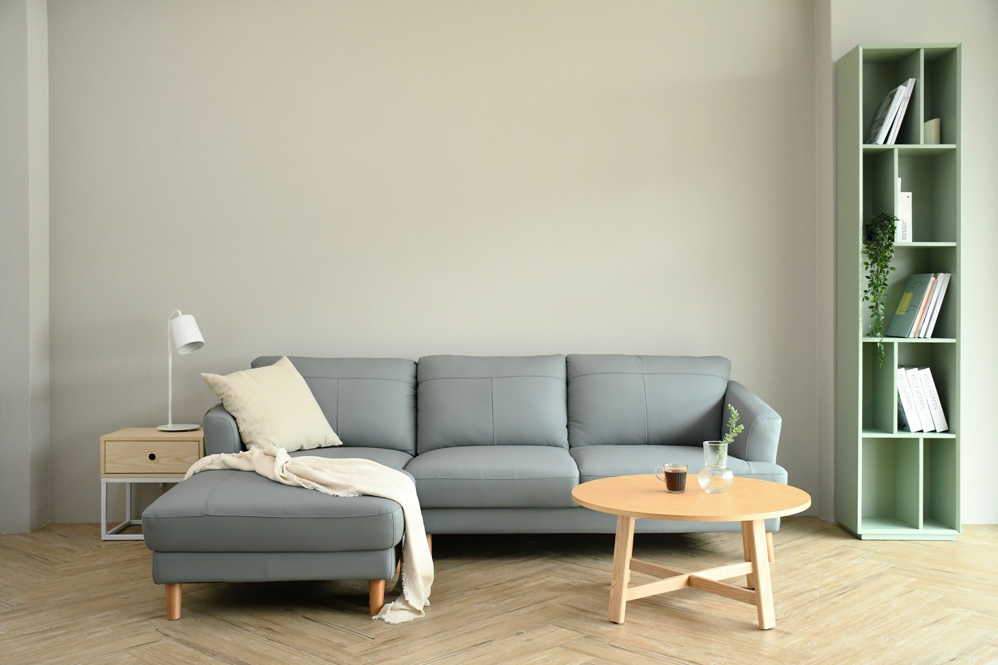 沙發挑選應與室內風格、色調相符