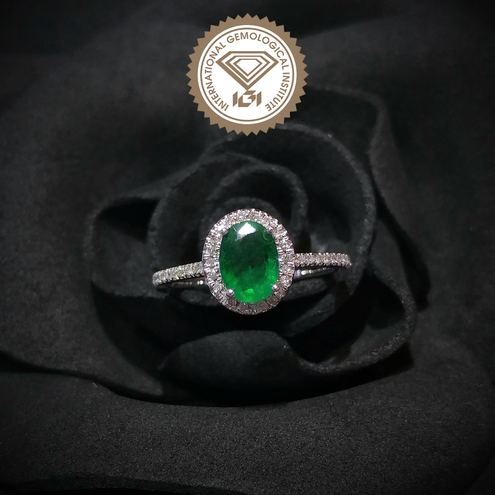 18K White Gold 1.04ct Emerald and Diamond Ring