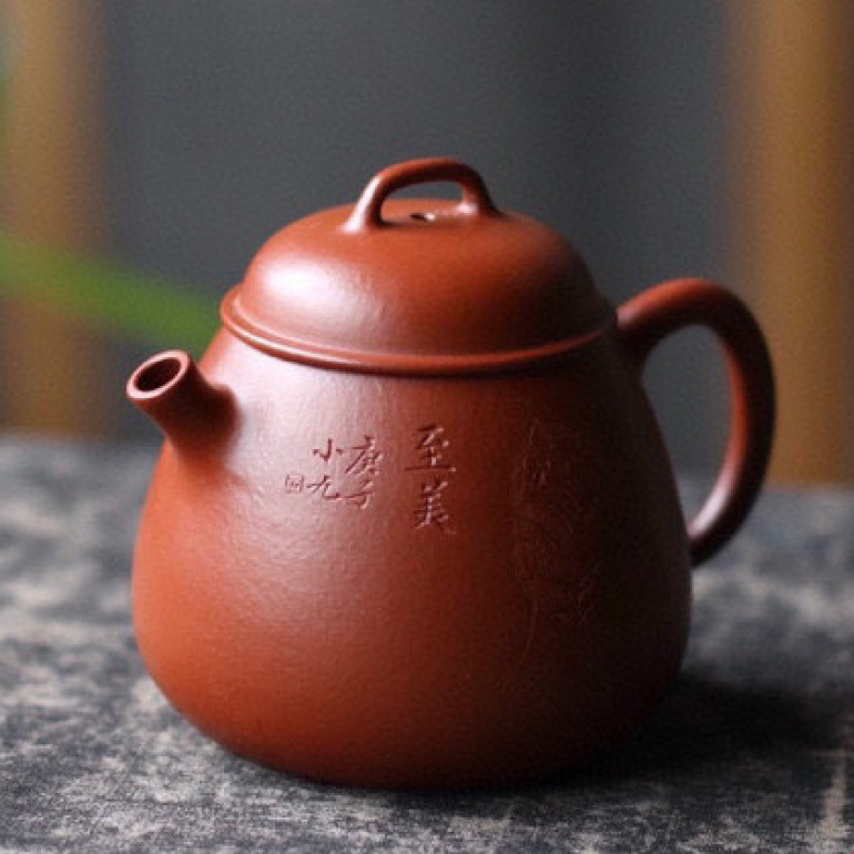 【飲瓢】--直而微鼓，壺把舒曲自然，壺嘴挺而潤，處理乾淨利落，壺肩線條圓轉，過度極其流暢