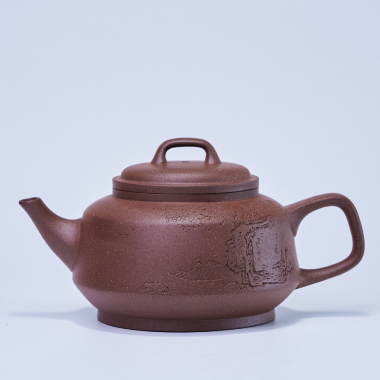 【秦玉】-- 線條緊實舒展有力，凸凹有致之處過渡自然平滑，可謂端莊嚴謹、精工雅緻