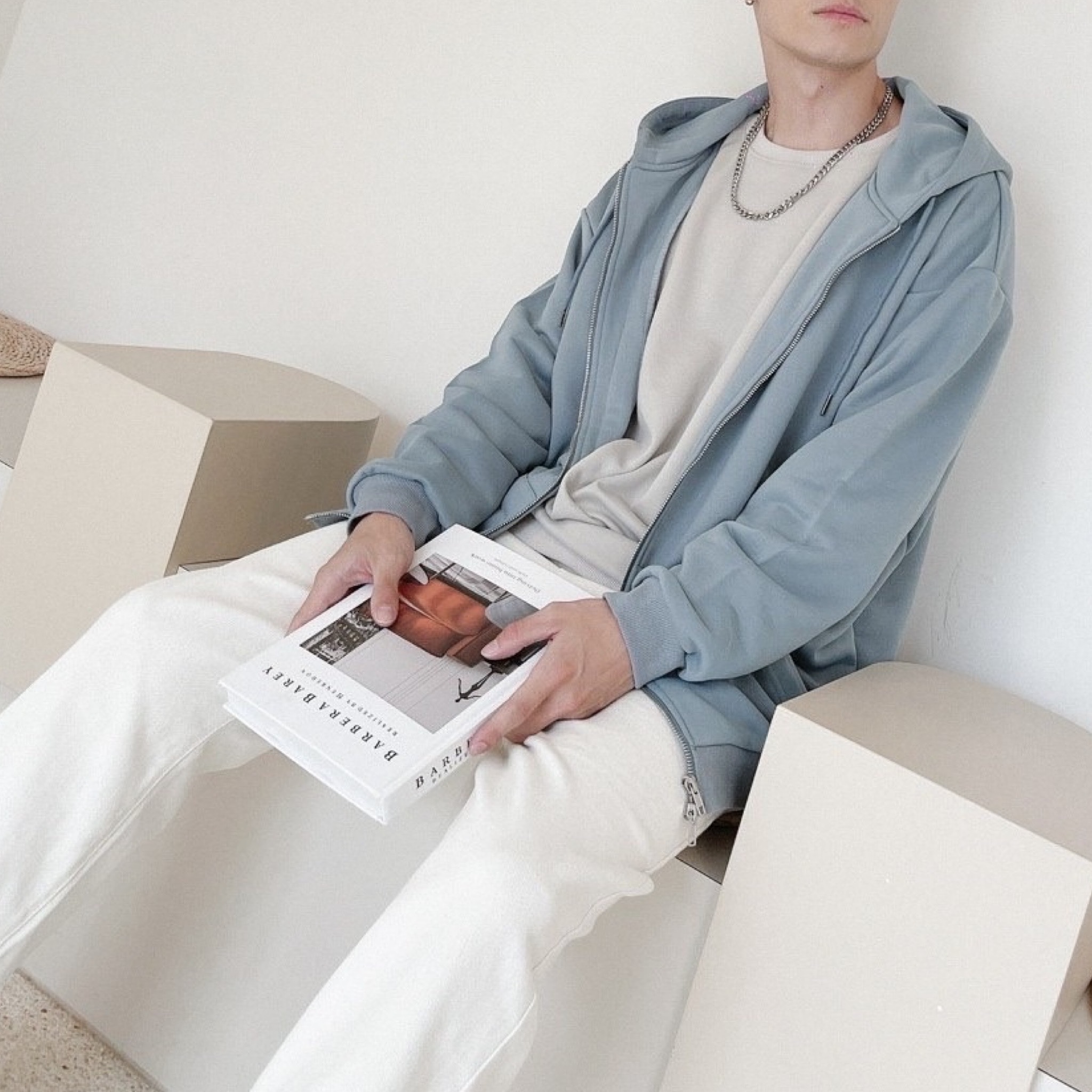 男模穿著#80164 重磅寬鬆落肩素面連帽外套灰藍