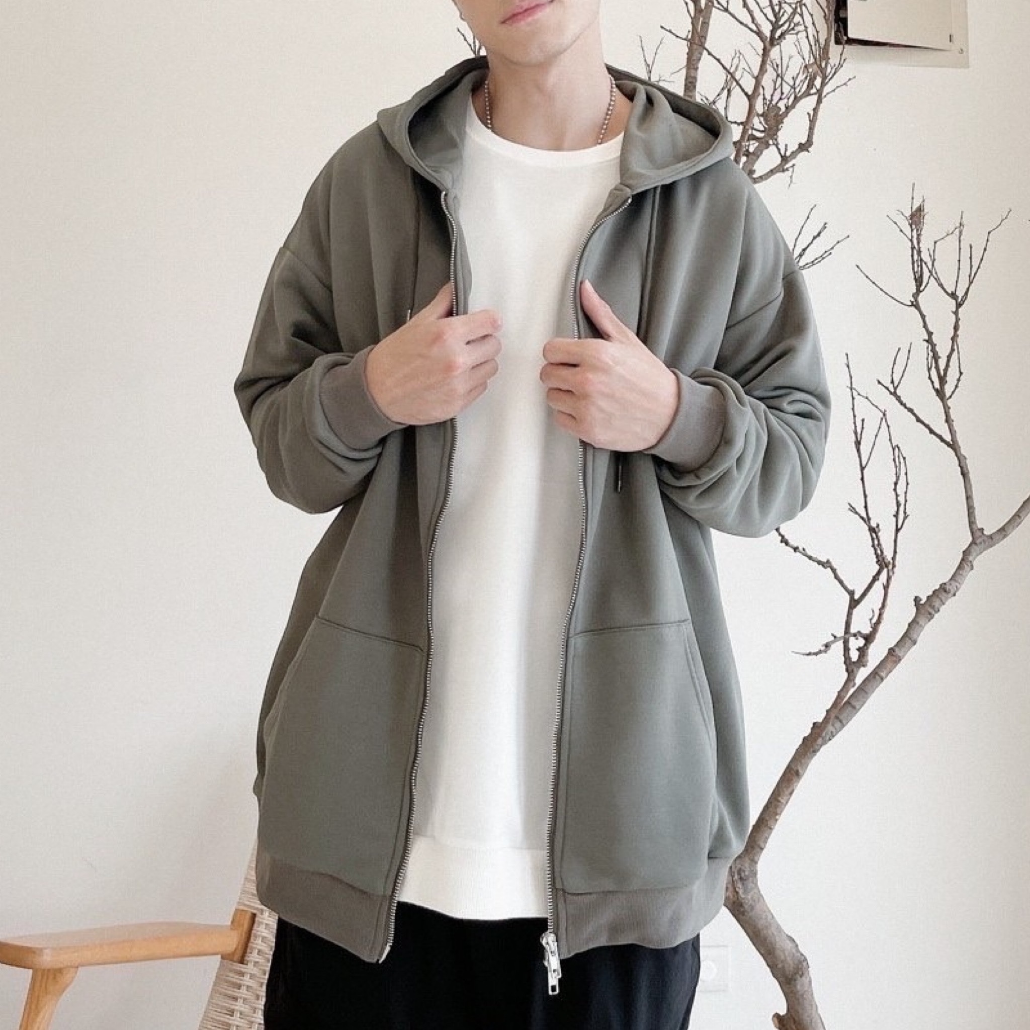 男模穿著#80164 重磅寬鬆落肩素面連帽外套灰綠