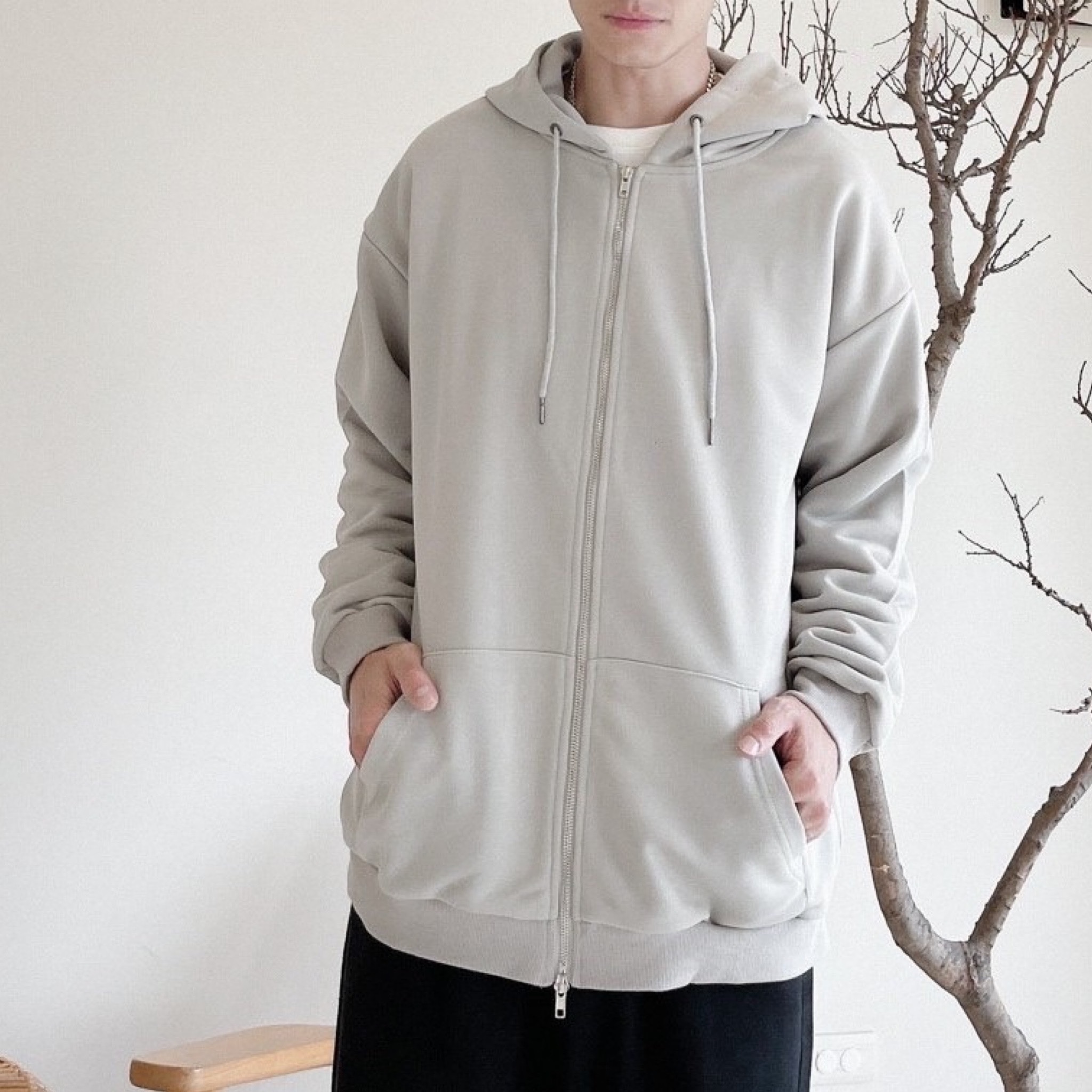 男模穿著#80164 重磅寬鬆落肩素面連帽外套石灰