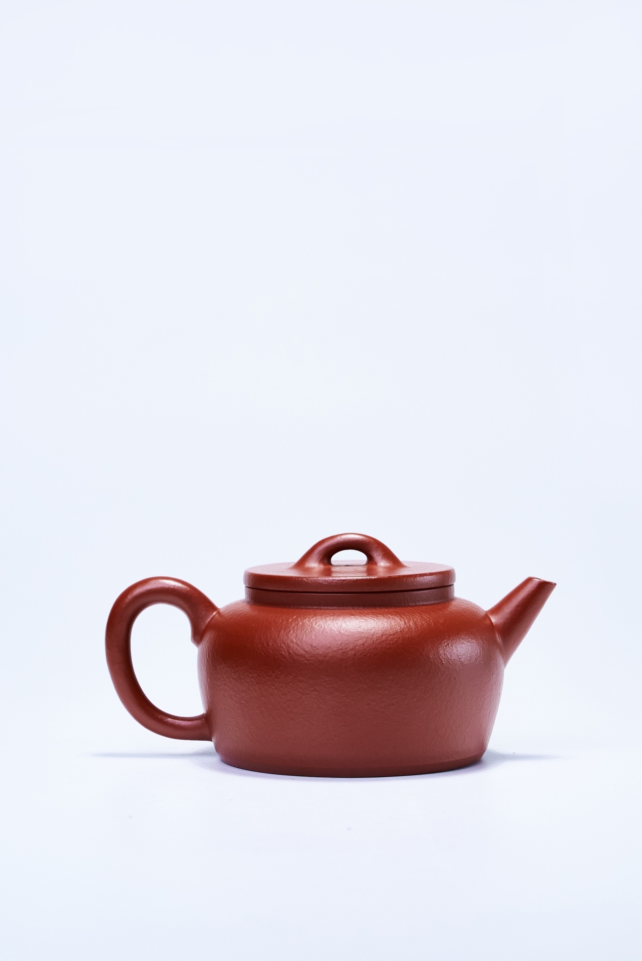 【漢玉】-- 整個壺體立體感、層次感演繹得活靈活現，短嘴不僅利於出水，而且與壺把底端形成呼應，可謂巧妙之極