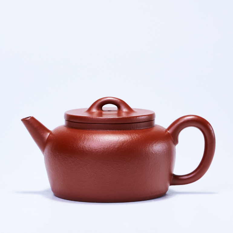 【漢玉】-- 整個壺體立體感、層次感演繹得活靈活現，短嘴不僅利於出水，而且與壺把底端形成呼應，可謂巧妙之極