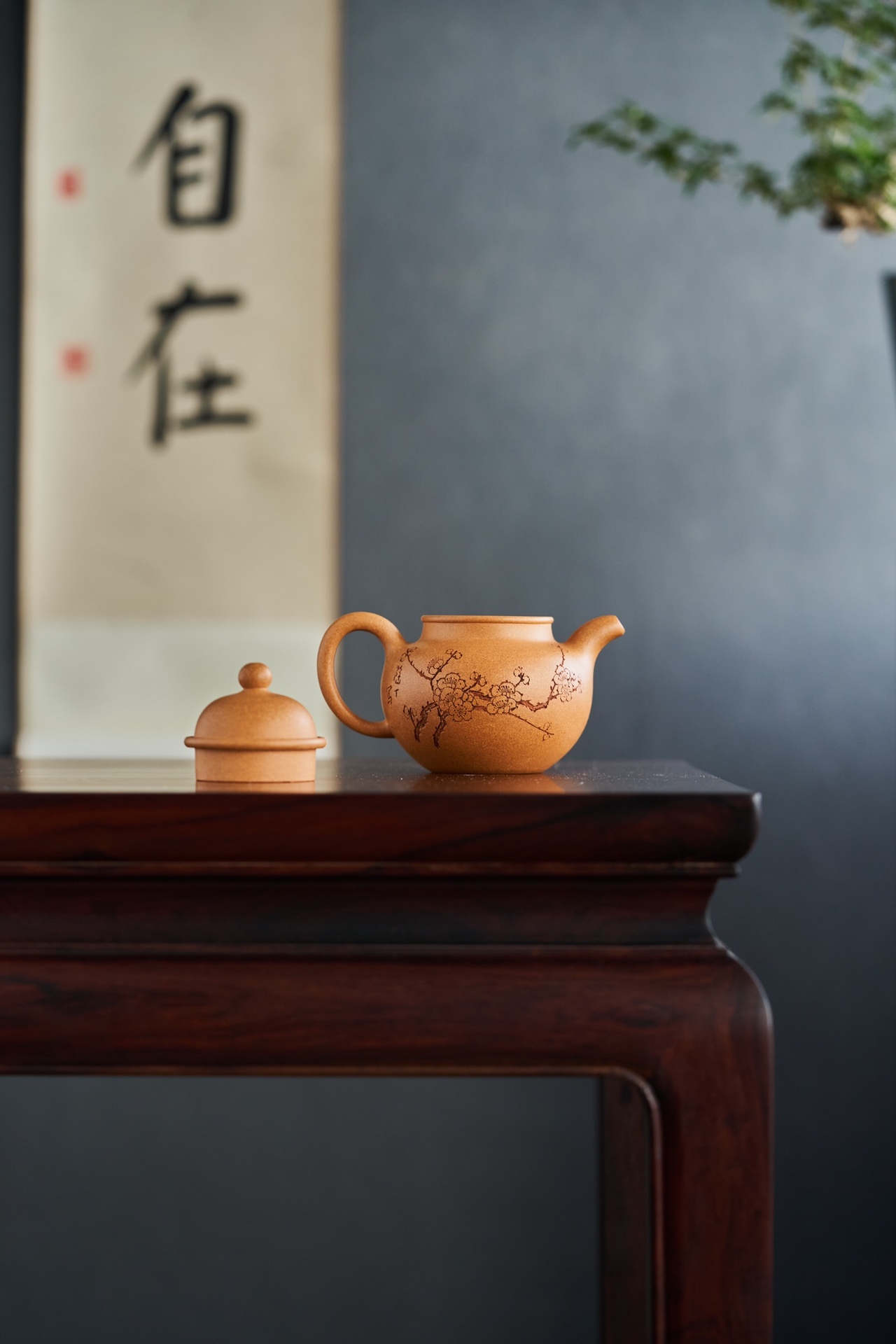 【掇球壺】--經典造型，壺身鼓腹，壺肩平穩過渡，口蓋沿子母線吻合嚴密，鼓蓋與壺身相應，圓珠鈕上下相應