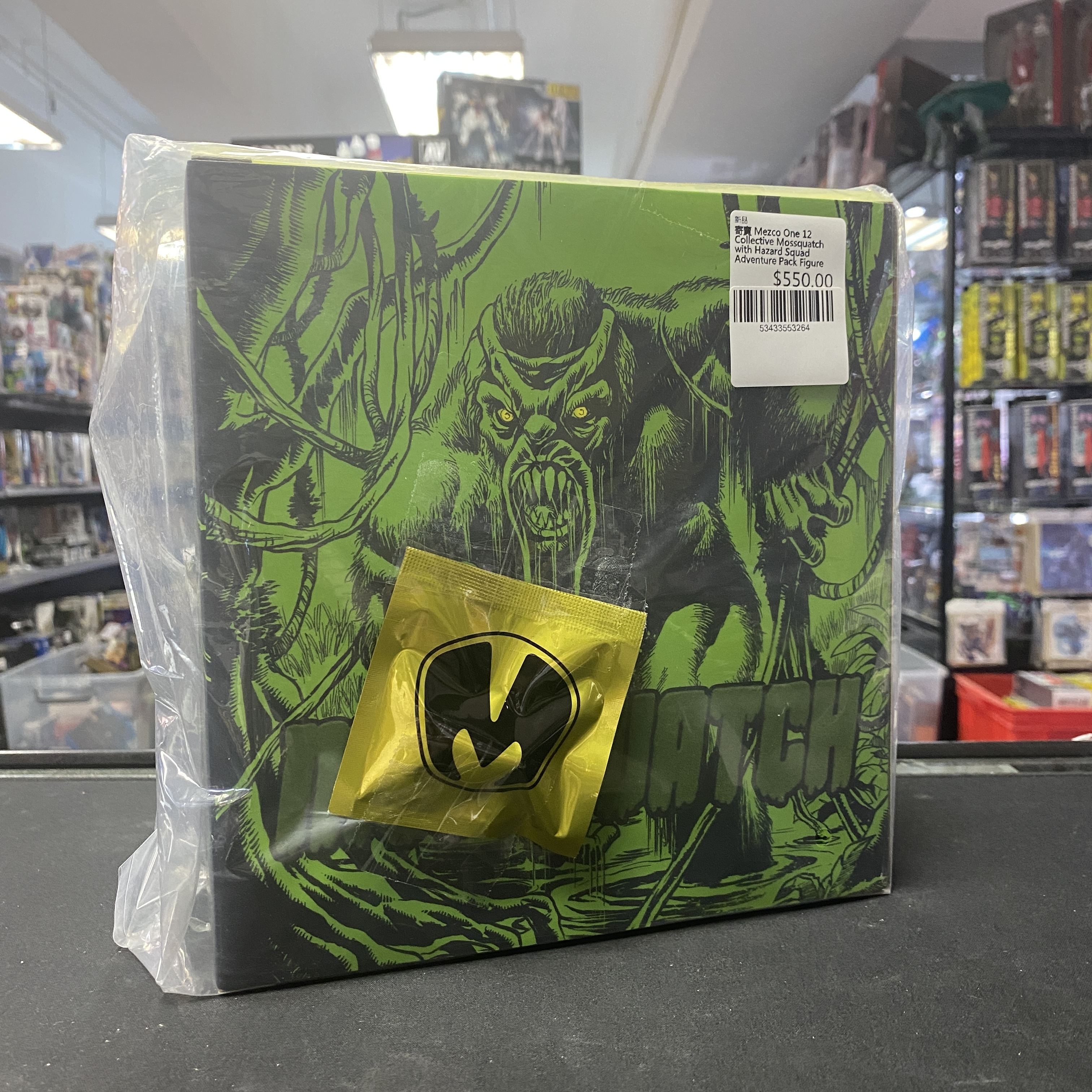 寄賣 Mezco One: 12 Collective Mossquatch! with Hazard Squad Adventure Pack Figure