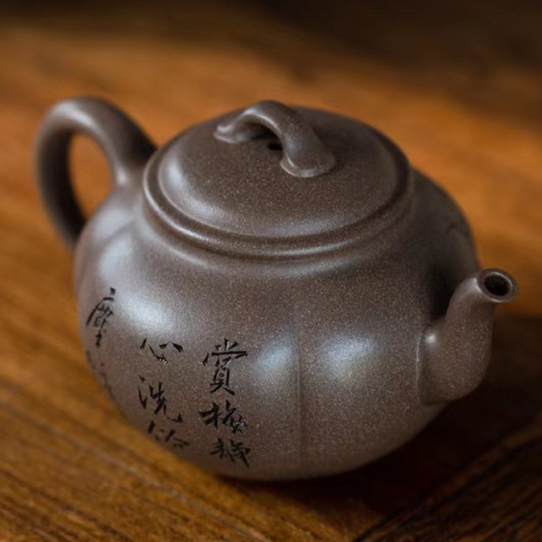 【福鼓豐盈】--就像古代女子以豐盈為美，這把壺正好是做到了一個完美的契合，豐盈而不臃腫，兼顧文人風範