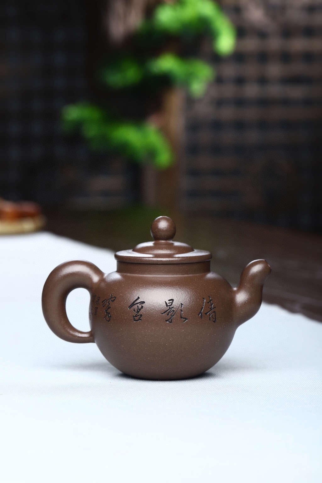 【疾風壺】-- 壺身鼓腹似圓珠，削肩，直頸，壓蓋板面隆起，蓋頂設碩大的圓珠鈕。