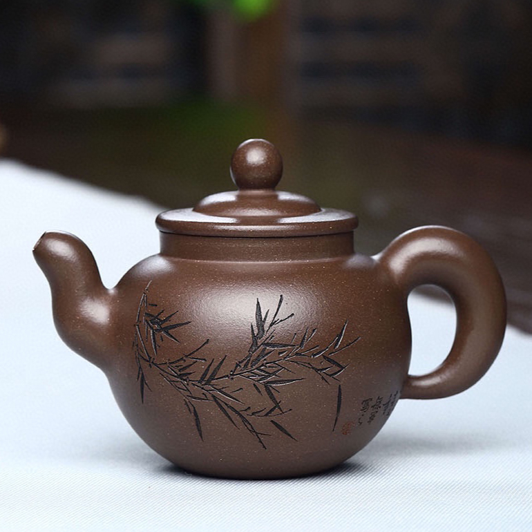 【疾風壺】-- 壺身鼓腹似圓珠，削肩，直頸，壓蓋板面隆起，蓋頂設碩大的圓珠鈕。