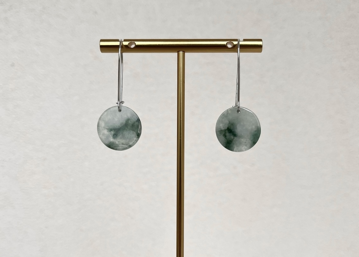 設計師款白底飄花耳墜－湖水 1