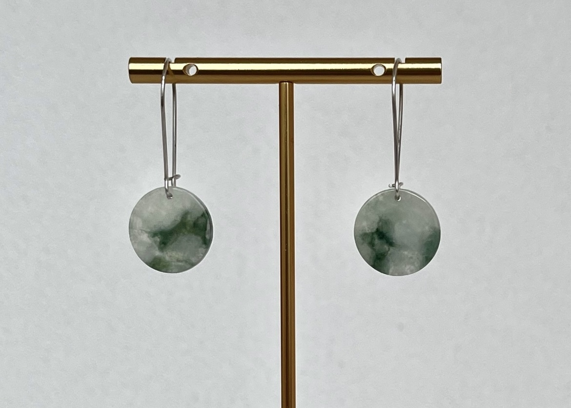 設計師款白底飄花耳墜－湖水 1