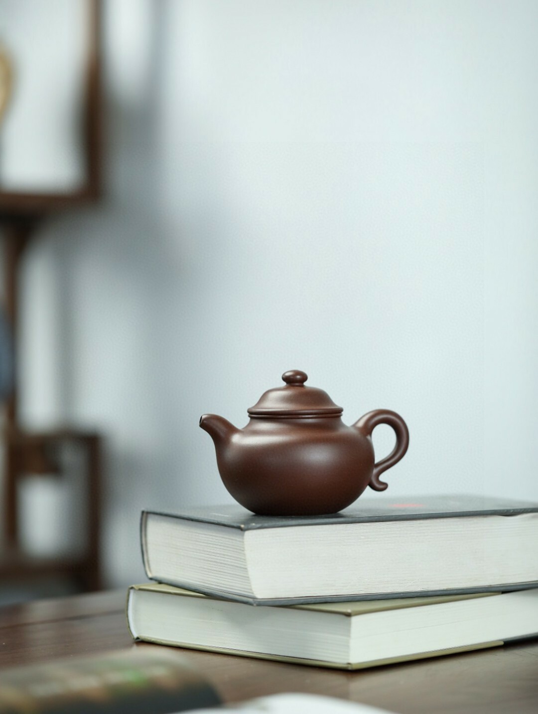 【蓮子】 -- 弧形蓋與飽滿的身形呼應，融為一體。流、把、線條過渡有如行雲流水，整體視覺勻稱