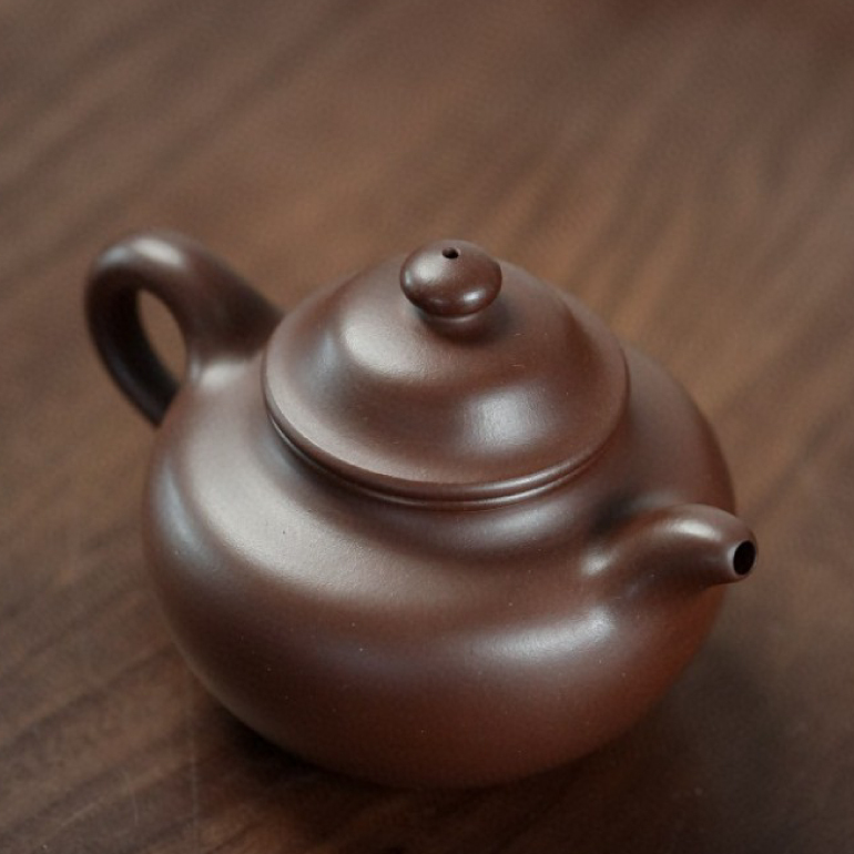 【蓮子】 -- 弧形蓋與飽滿的身形呼應，融為一體。流、把、線條過渡有如行雲流水，整體視覺勻稱