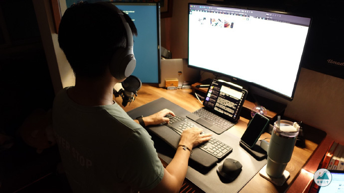 【專業工作者使用心得 – 侯智薰】為什麼台灣市面上所有升降桌，我最推薦 FUNTE？