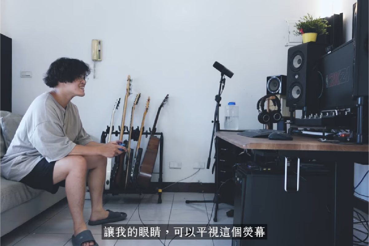 我在打電動或看劇的時候，我會把FUNTE桌子降下來，讓我的眼睛可以平視螢幕