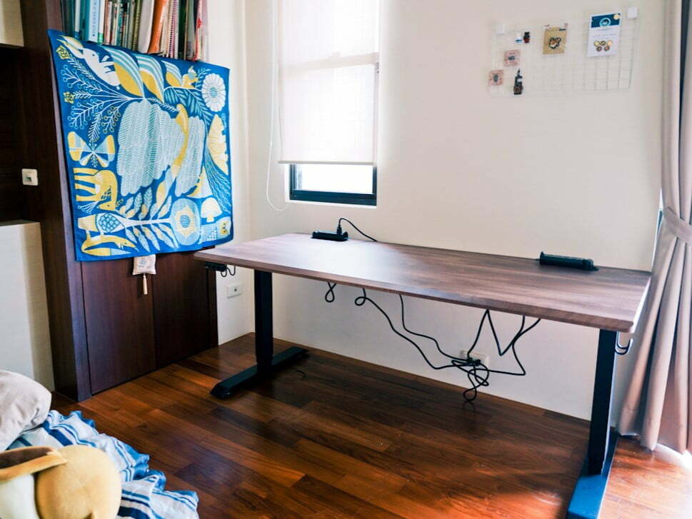 繪師Conago的FUNTE電動升降桌心得