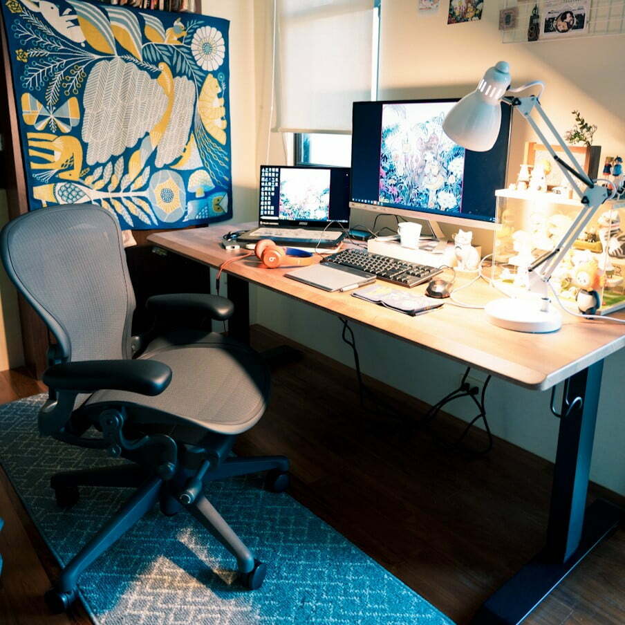 繪師Conago的FUNTE電動升降桌