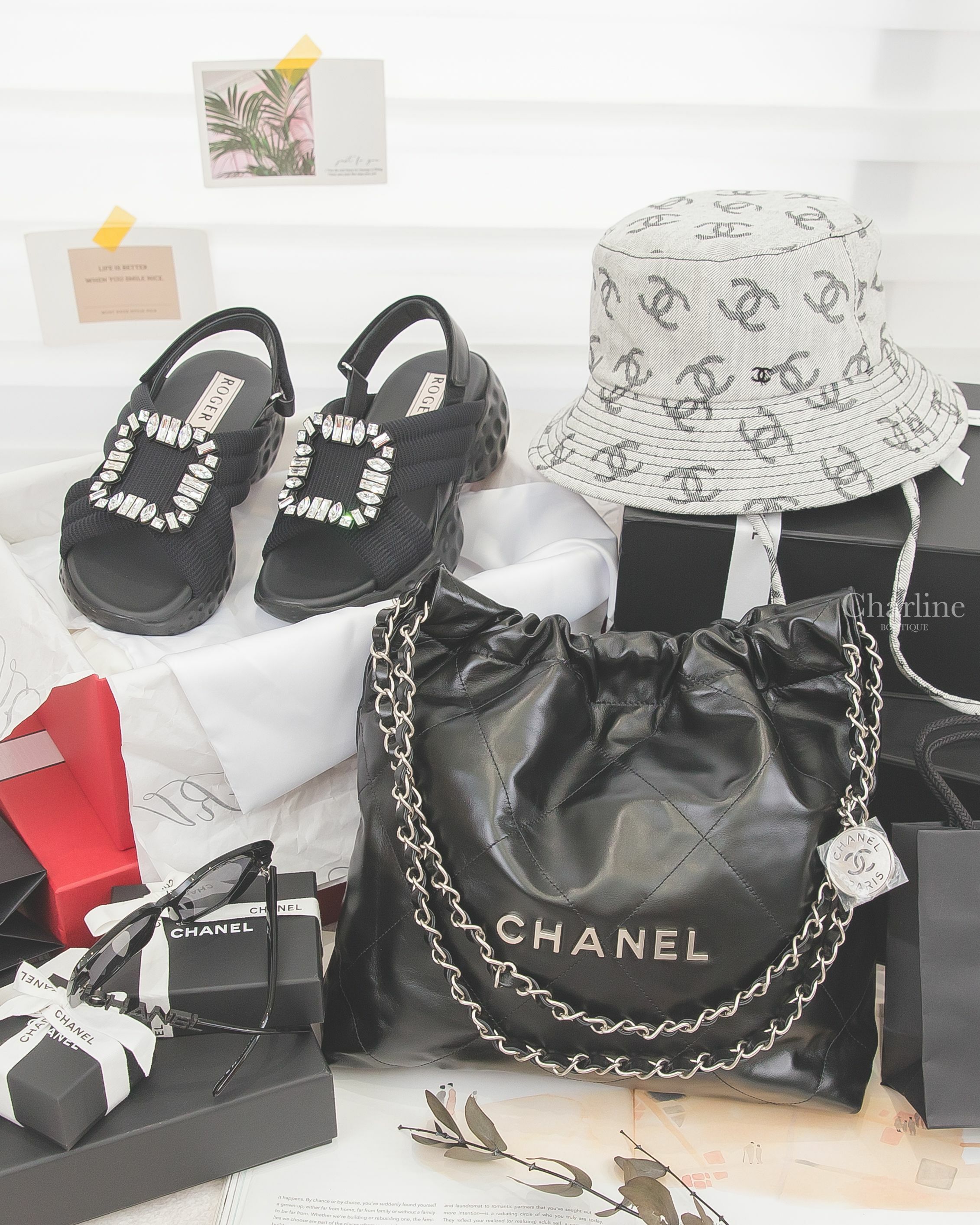 Chanel 淺灰色滿版黑CC印花綁帶棉質漁夫帽,Roger Vivier 黑色水晶方釦皮革交叉厚底涼鞋,Chanel 黑色方框側邊黑鑽太陽眼鏡,Chanel 22 黑色銀字徽章鍊帶小型牛皮大菱格紋肩背包-Charline Boutique 精品代購