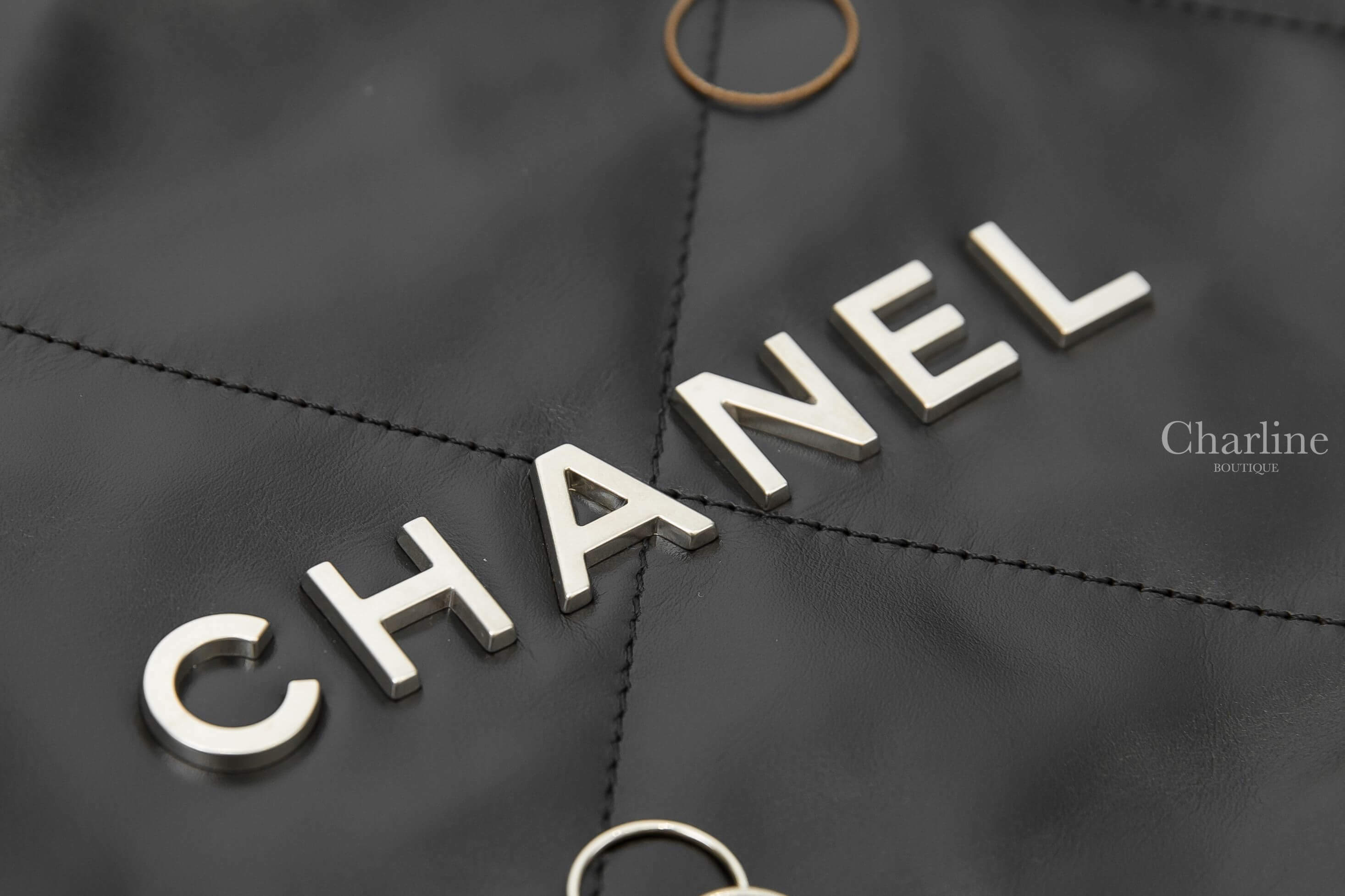 Chanel Chanel 22 Small Handbag 黑色銀字徽章鍊帶小型小牛皮大菱格紋肩背包