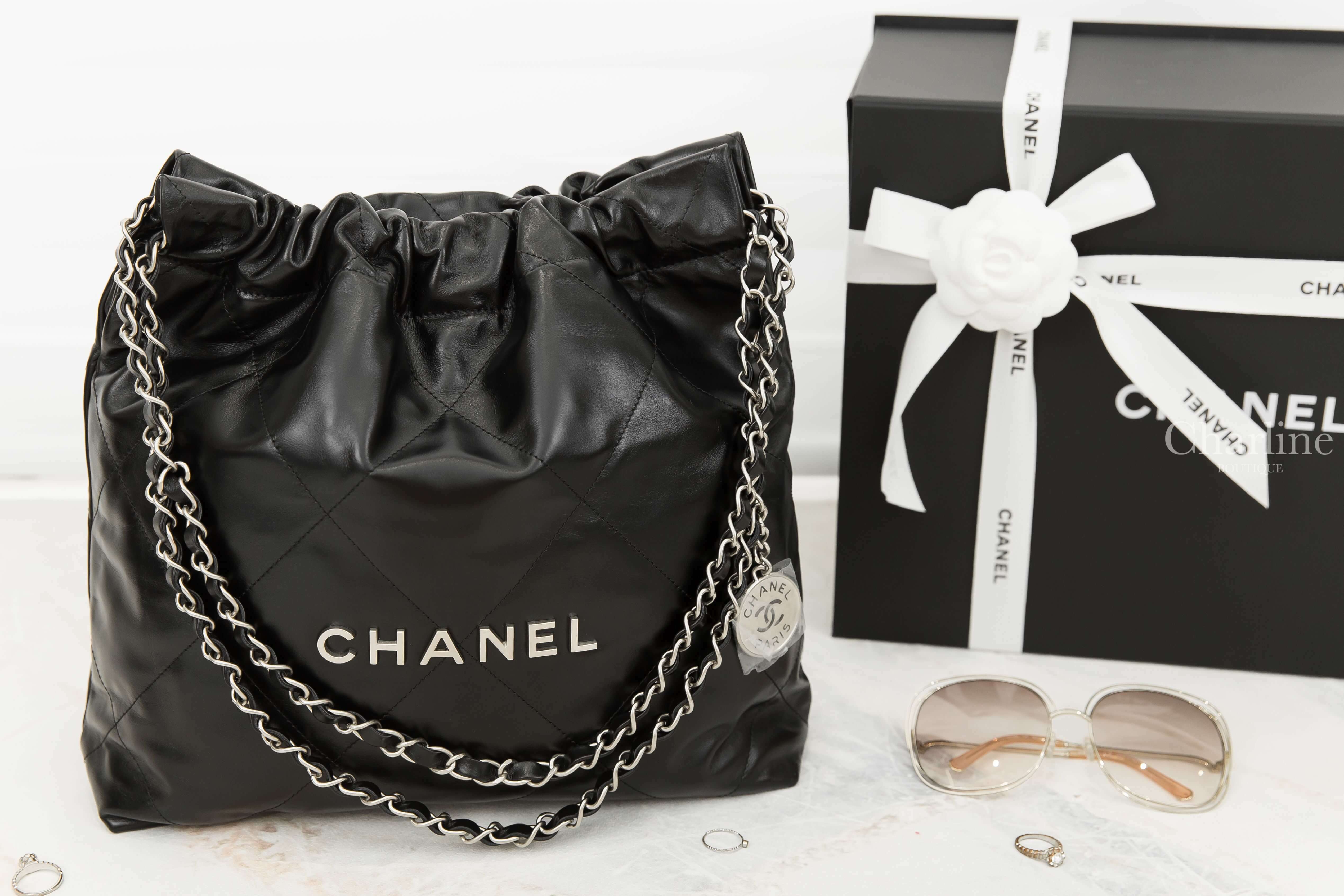 Chanel Chanel 22 Small Handbag 黑色銀字徽章鍊帶小型小牛皮大菱格紋肩背包