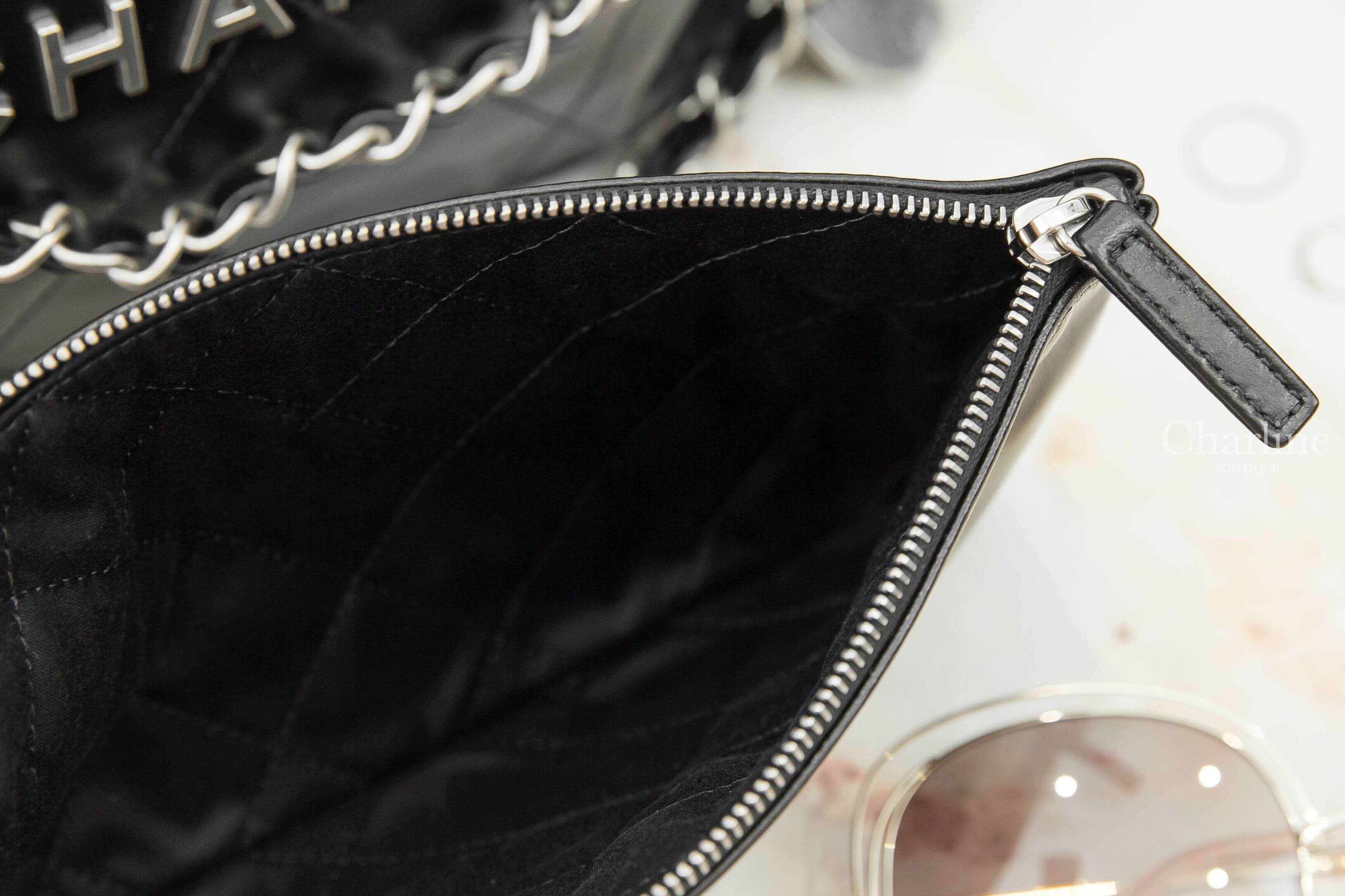 Chanel Chanel 22 Small Handbag 黑色銀字徽章鍊帶小型牛皮大菱格紋肩背包-Charline Boutique 精品代購
