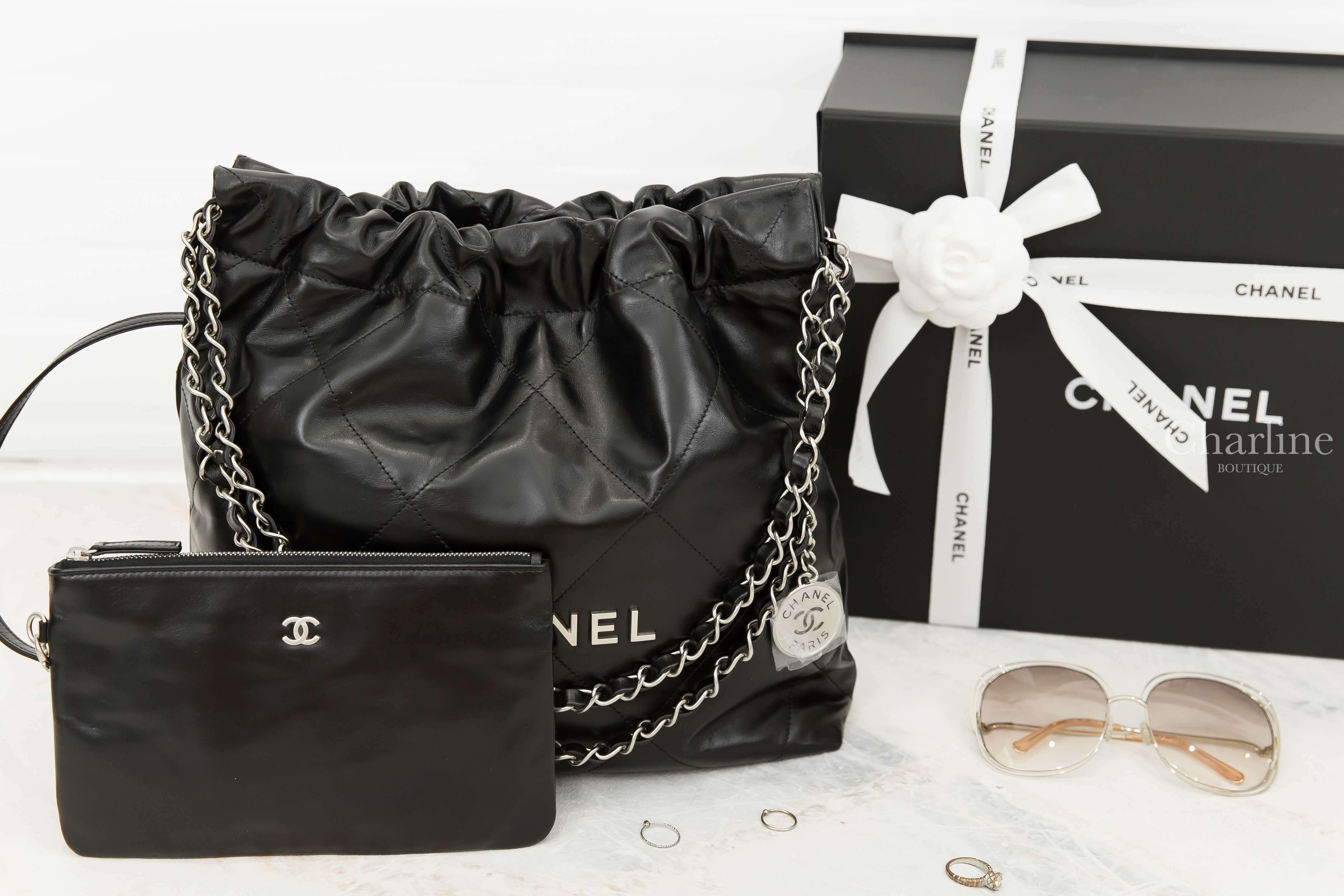 Chanel Chanel 22 Small Handbag 黑色銀字徽章鍊帶小型牛皮大菱格紋肩背包-Charline Boutique 精品代購