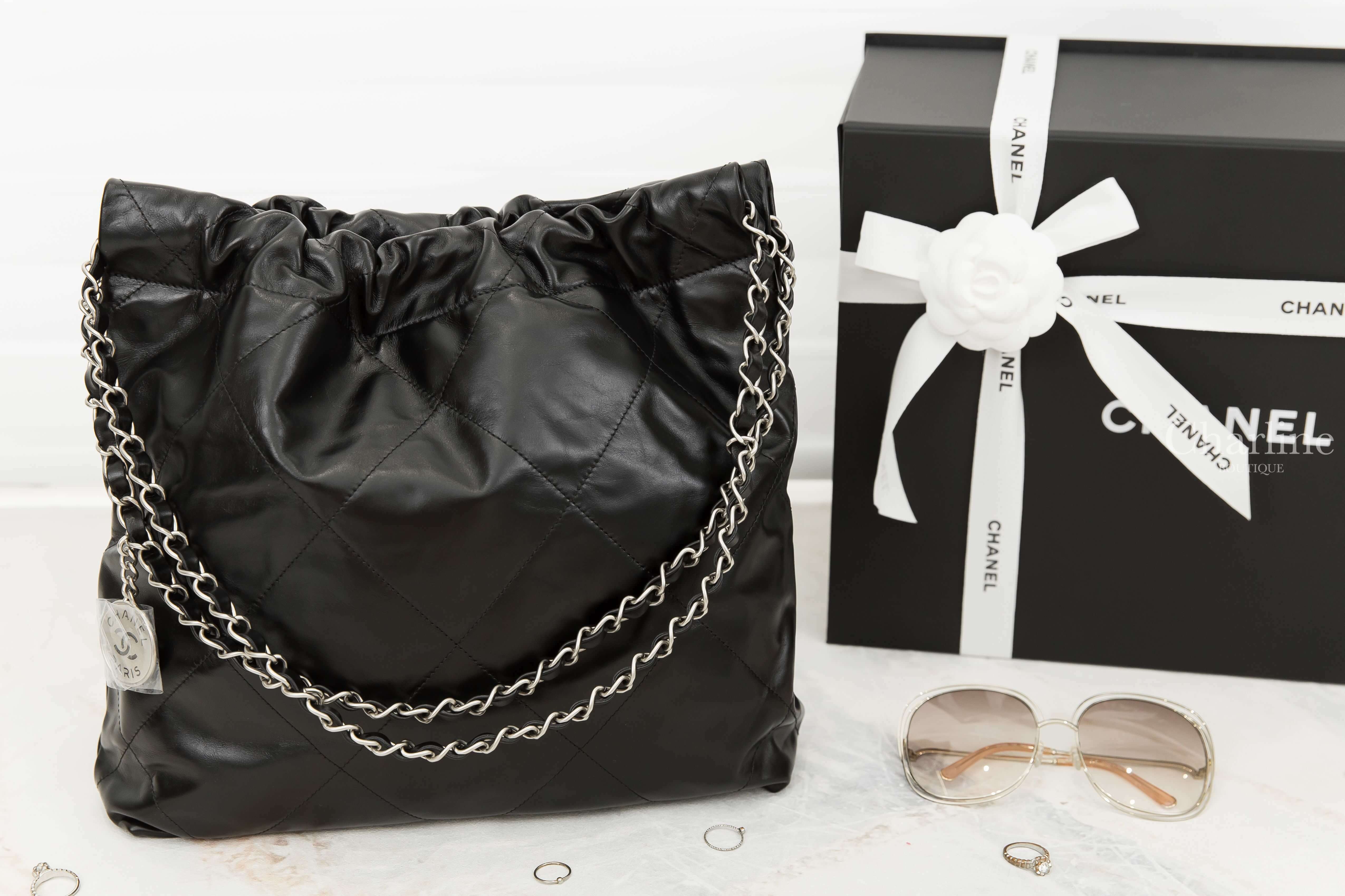 Chanel Chanel 22 Small Handbag 黑色銀字徽章鍊帶小型牛皮大菱格紋肩背包-Charline Boutique 精品代購