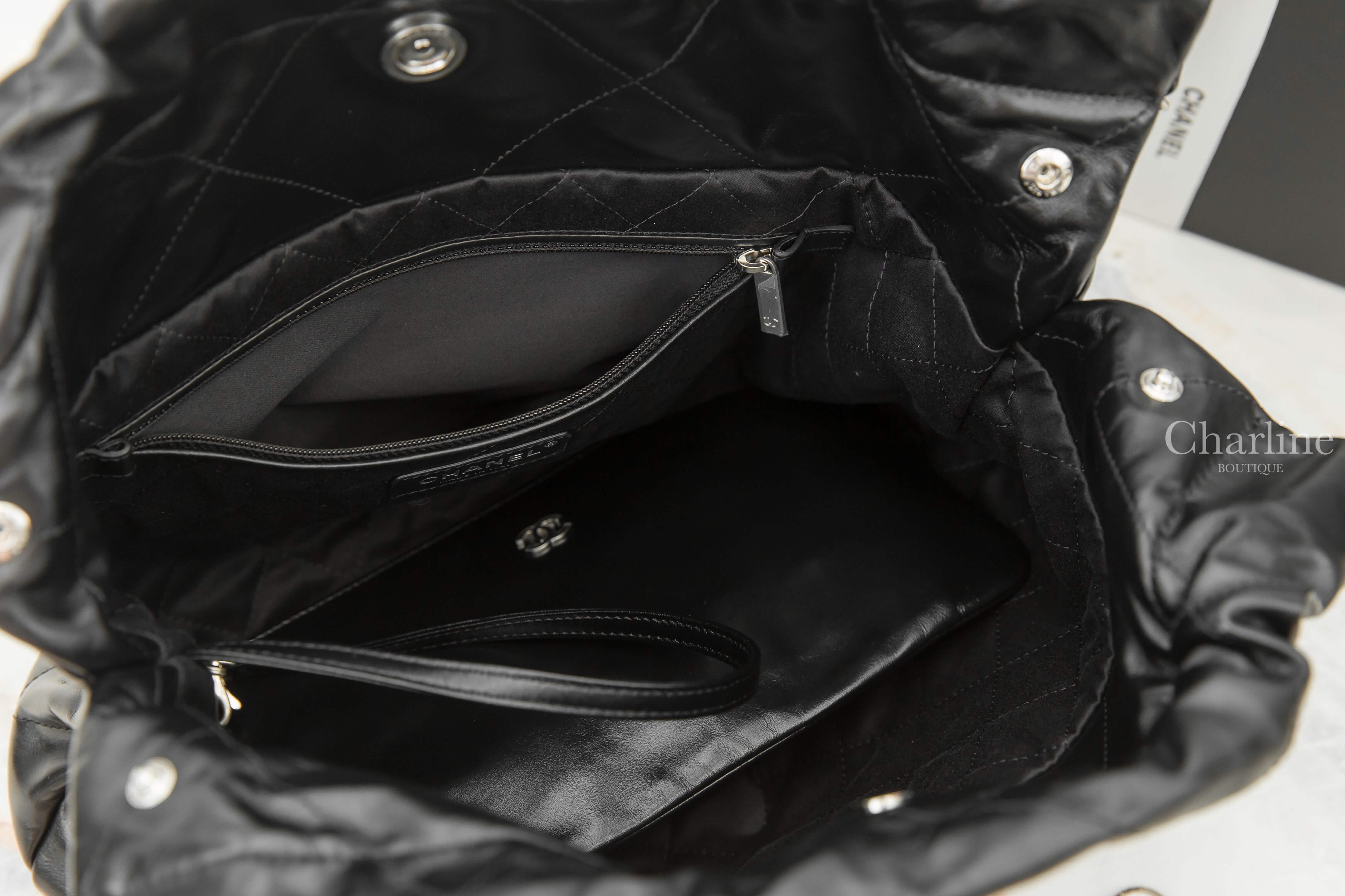 Chanel Chanel 22 Small Handbag 黑色銀字徽章鍊帶小型牛皮大菱格紋肩背包-Charline Boutique 精品代購