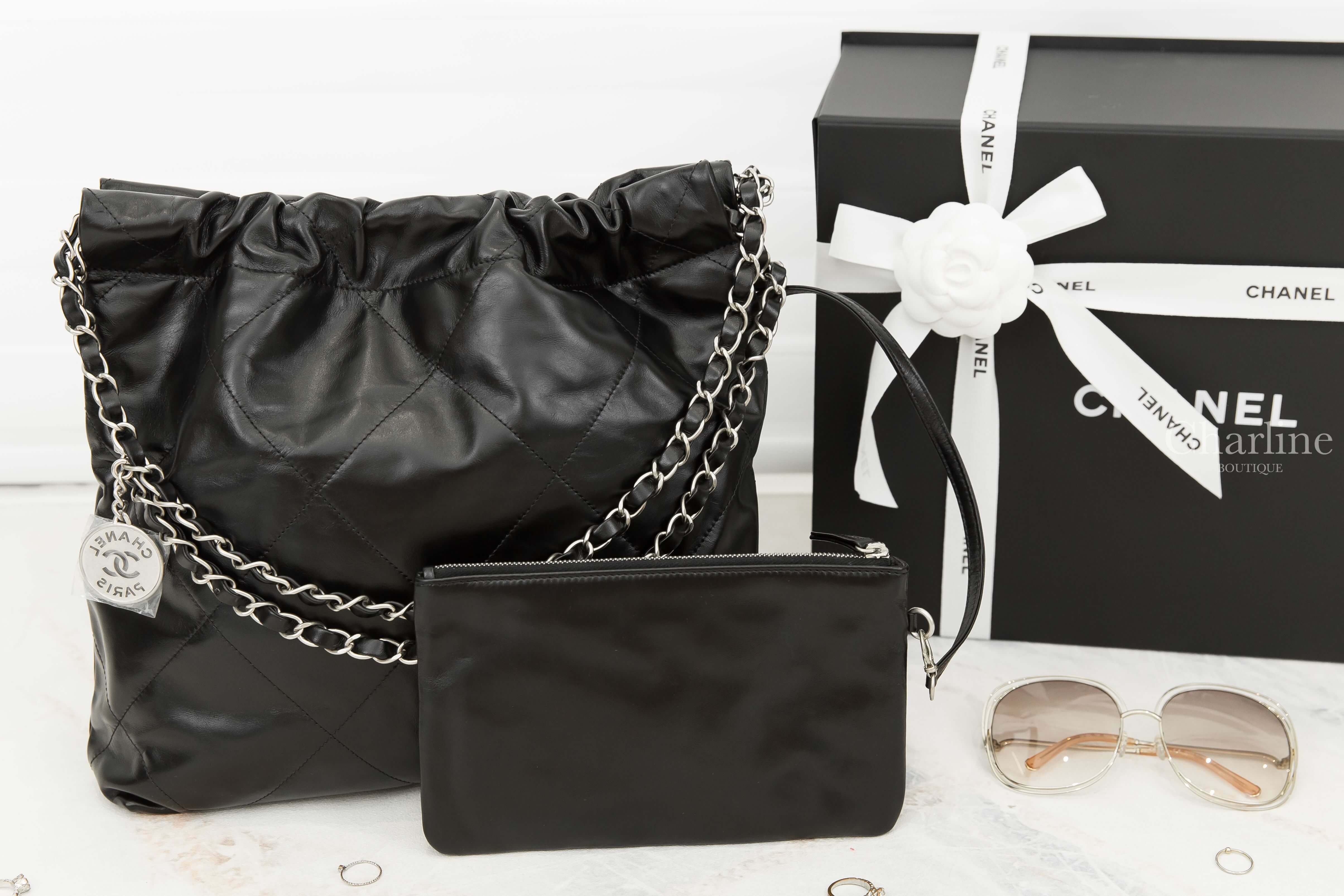 Chanel Chanel 22 Small Handbag 黑色銀字徽章鍊帶小型牛皮大菱格紋肩背包-Charline Boutique 精品代購