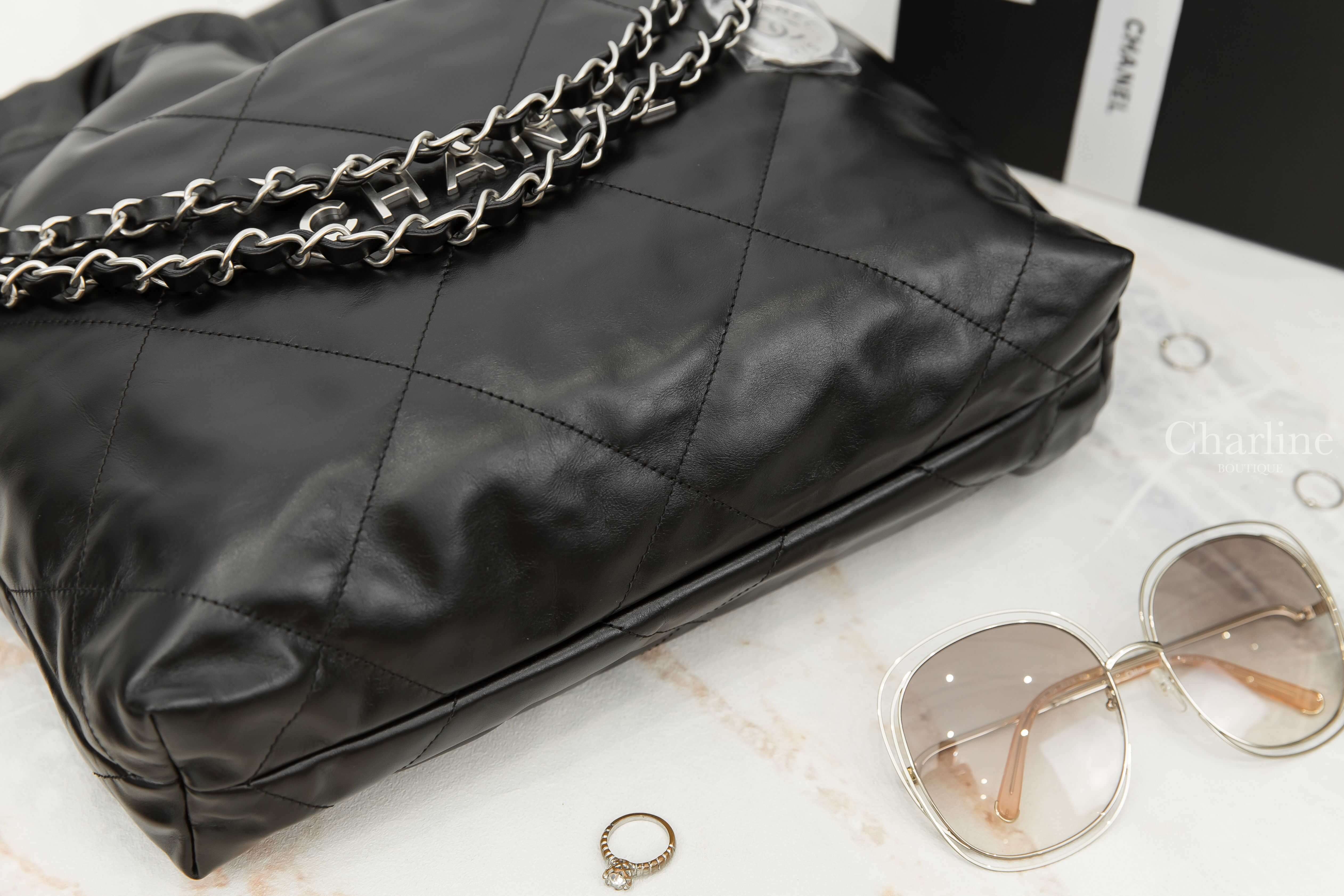 Chanel Chanel 22 Small Handbag 黑色銀字徽章鍊帶小型牛皮大菱格紋肩背包-Charline Boutique 精品代購