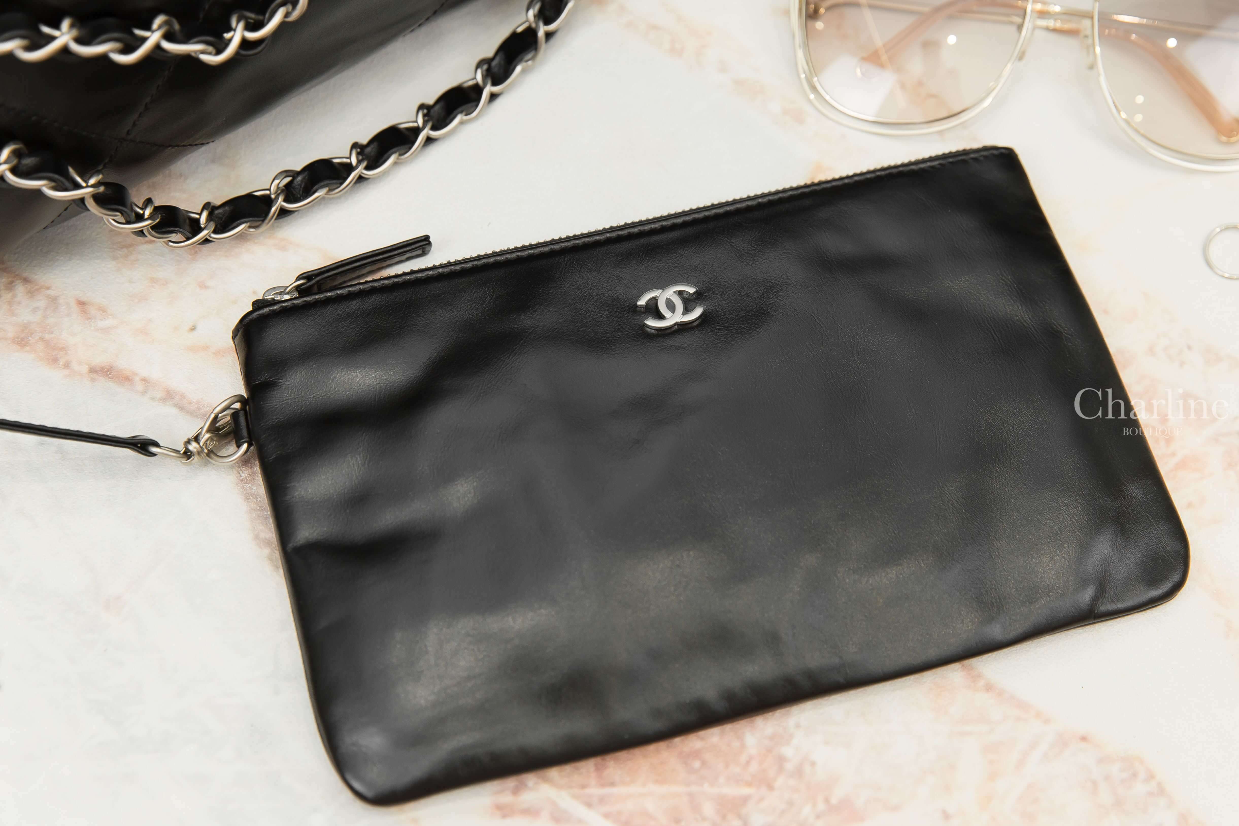 Chanel Chanel 22 Small Handbag 黑色銀字徽章鍊帶小型牛皮大菱格紋肩背包-Charline Boutique 精品代購