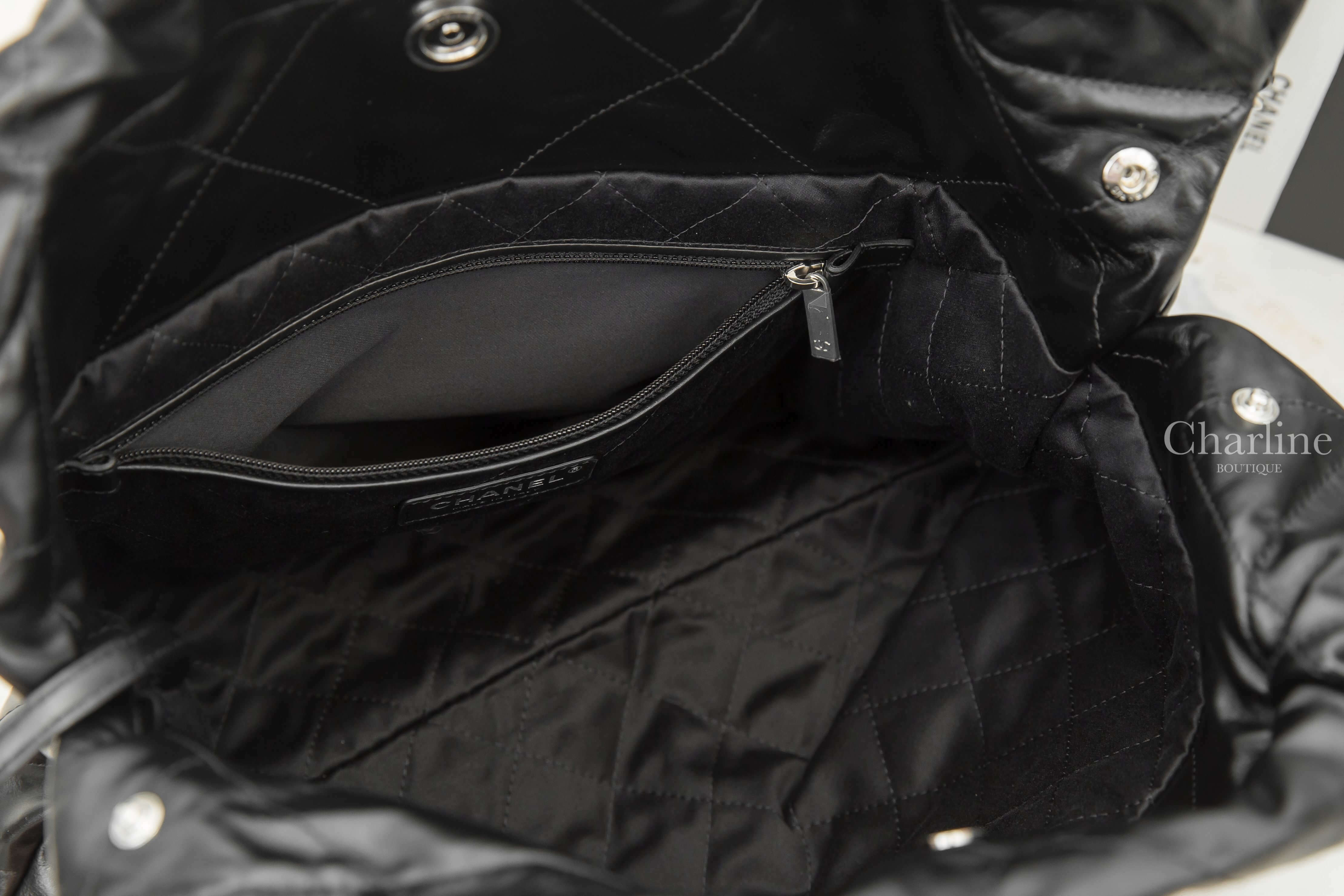 Chanel Chanel 22 Small Handbag 黑色銀字徽章鍊帶小型牛皮大菱格紋肩背包-Charline Boutique 精品代購