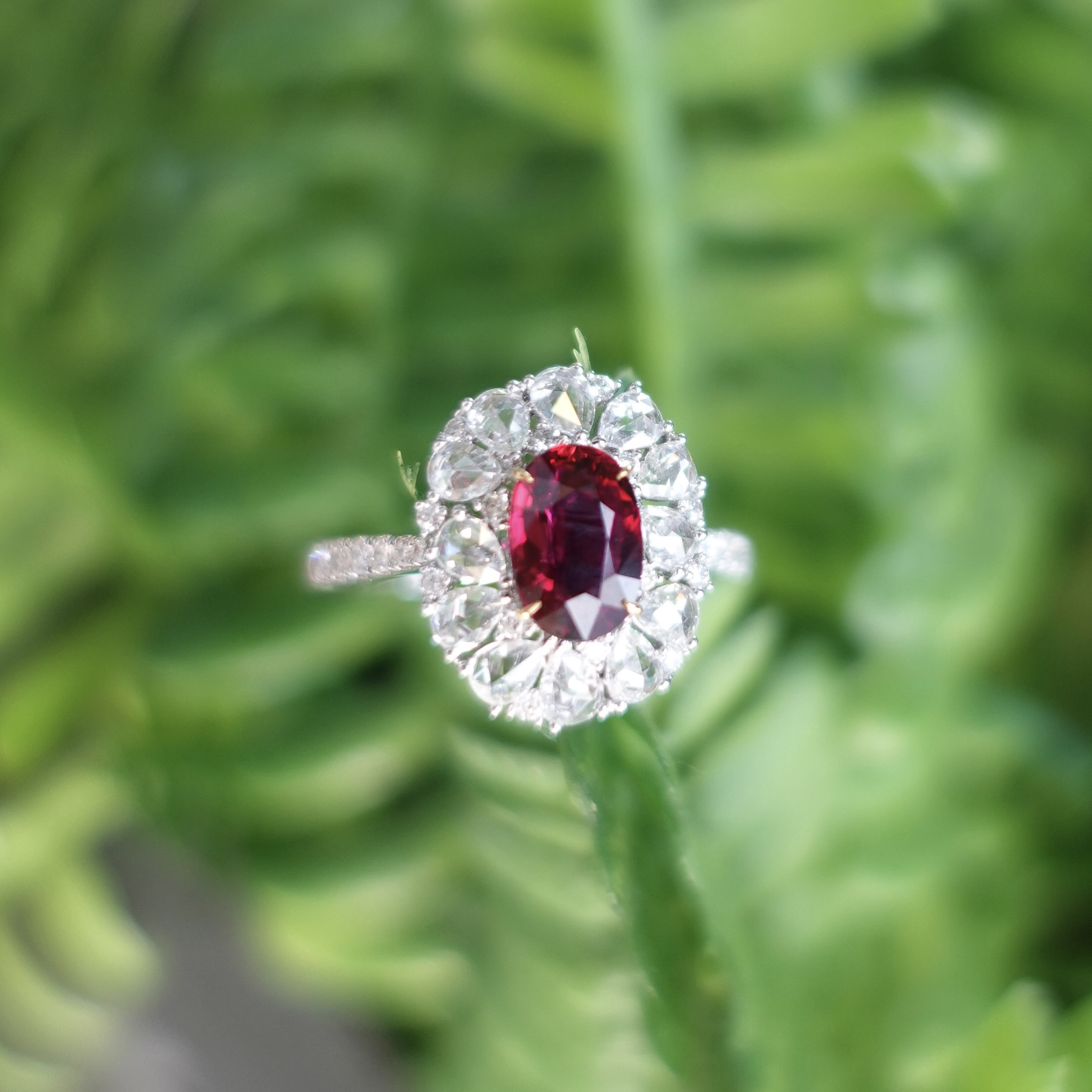 18K金天然無燒鴿血紅紅寶石鑽石戒指 - 配GRS寶石鑒定證書