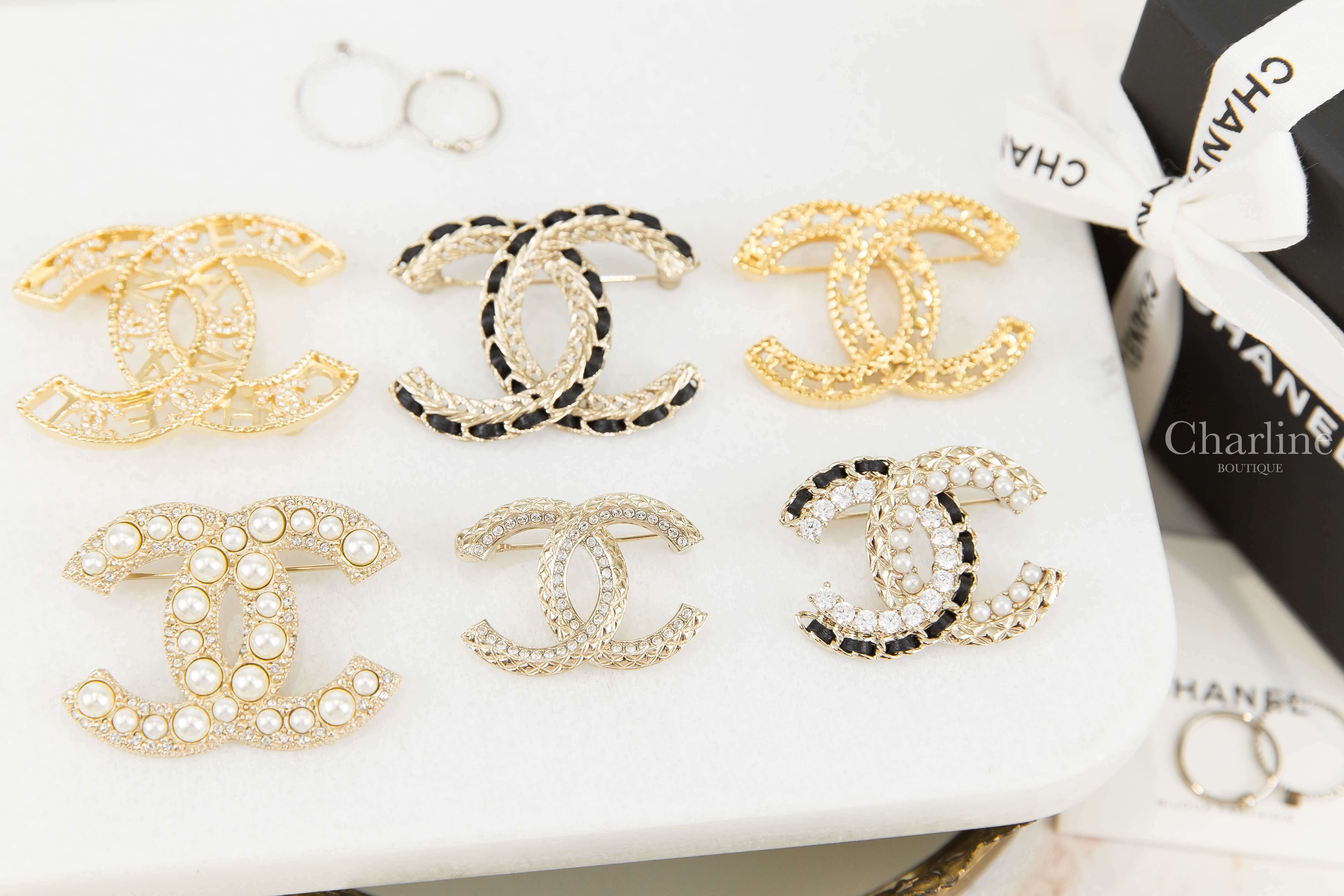 Chanel 金色水鑽拼菱格紋CC胸針,黑色皮穿鍊水鑽珍珠金色紋路CC胸針,黑色大型皮穿鍊金色編織CC胸針,金色大小珍珠水鑽CC胸針,金色簍空字母水鑽CC胸針,金色簍空CC胸針-Charline Boutique 精品代購