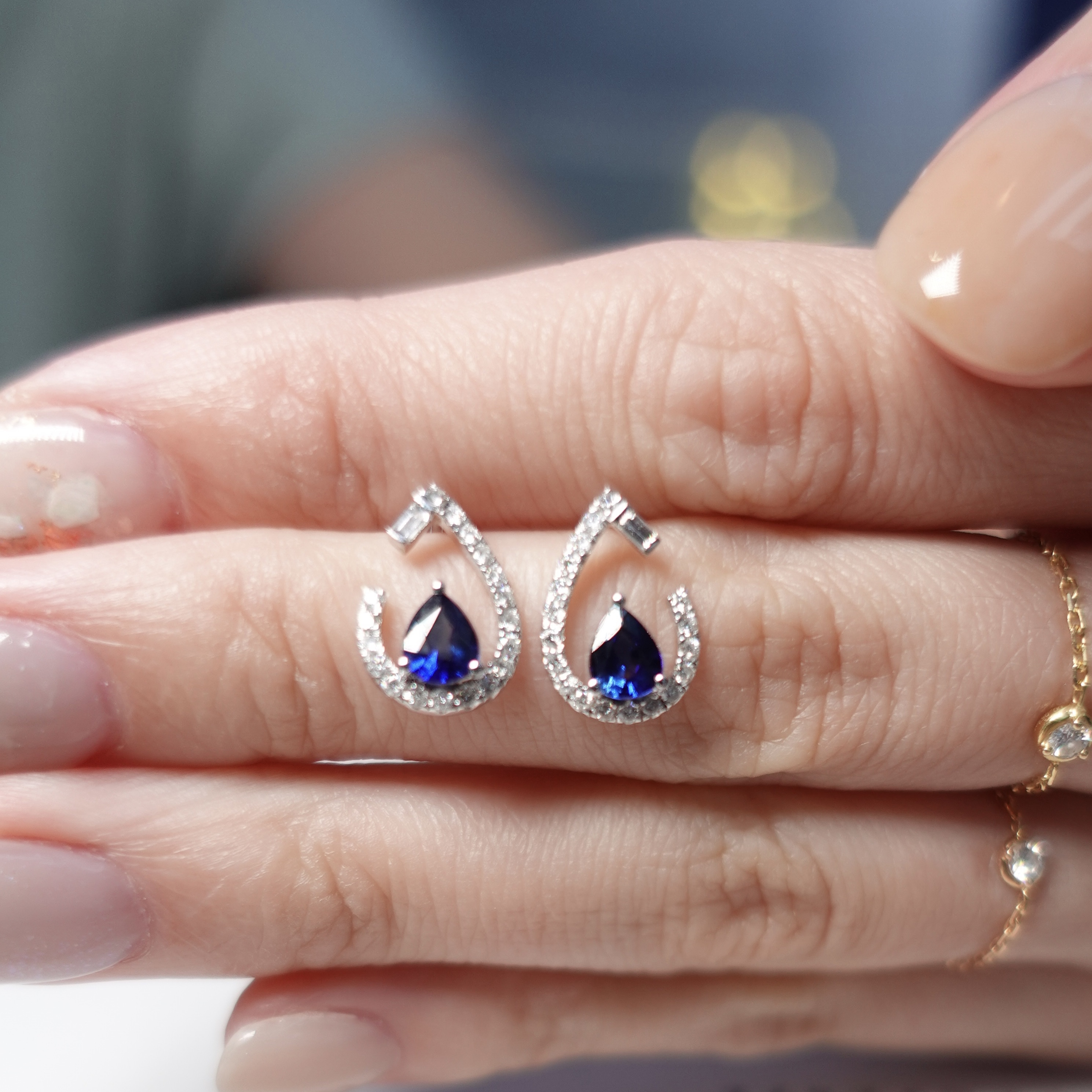 18K金水滴形藍寶石鑽石耳釘