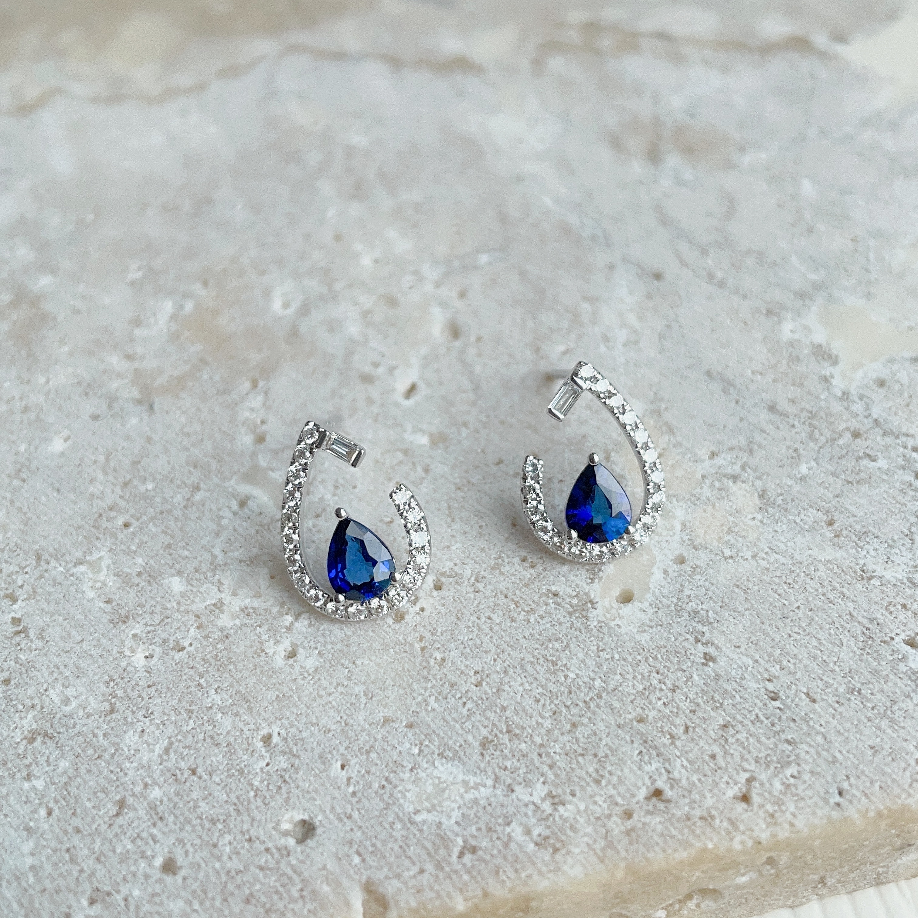 18K金水滴形藍寶石鑽石耳釘