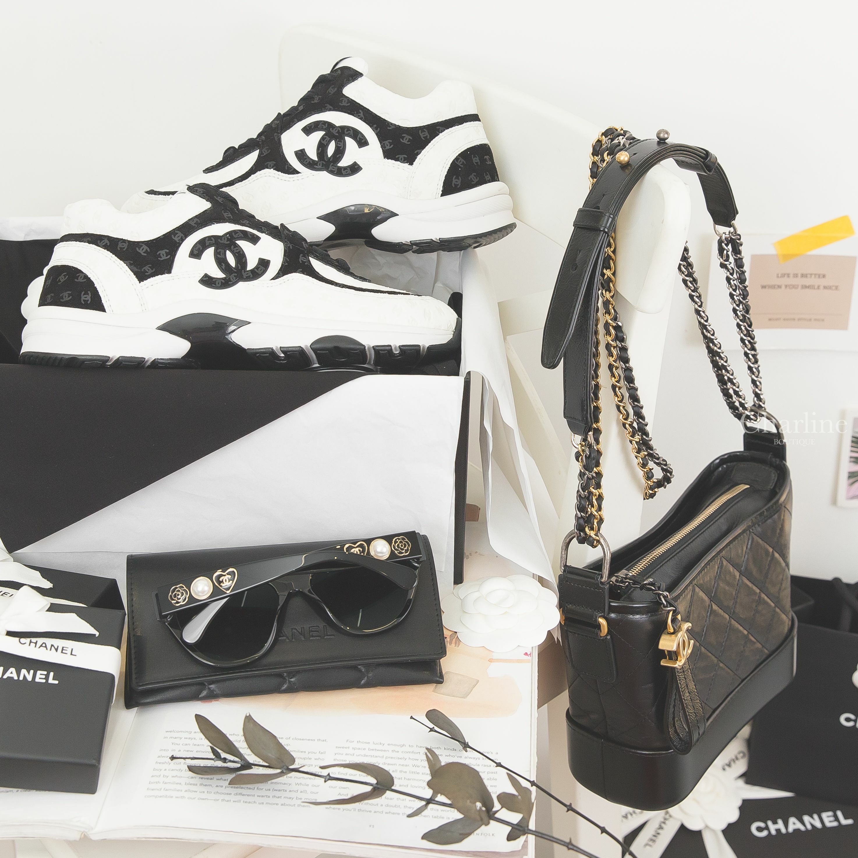 Chanel Gabrielle Hobo 黑色金銀鍊拼接小型鍊帶手袋,Chanel 黑色蝴蝶型灰紫色漸層鏡片側邊山茶花白色珍珠愛心CC太陽眼鏡,Chanel 白色牛皮拼黑色麂皮壓紋CC運動鞋-Charline Boutique 精品代購
