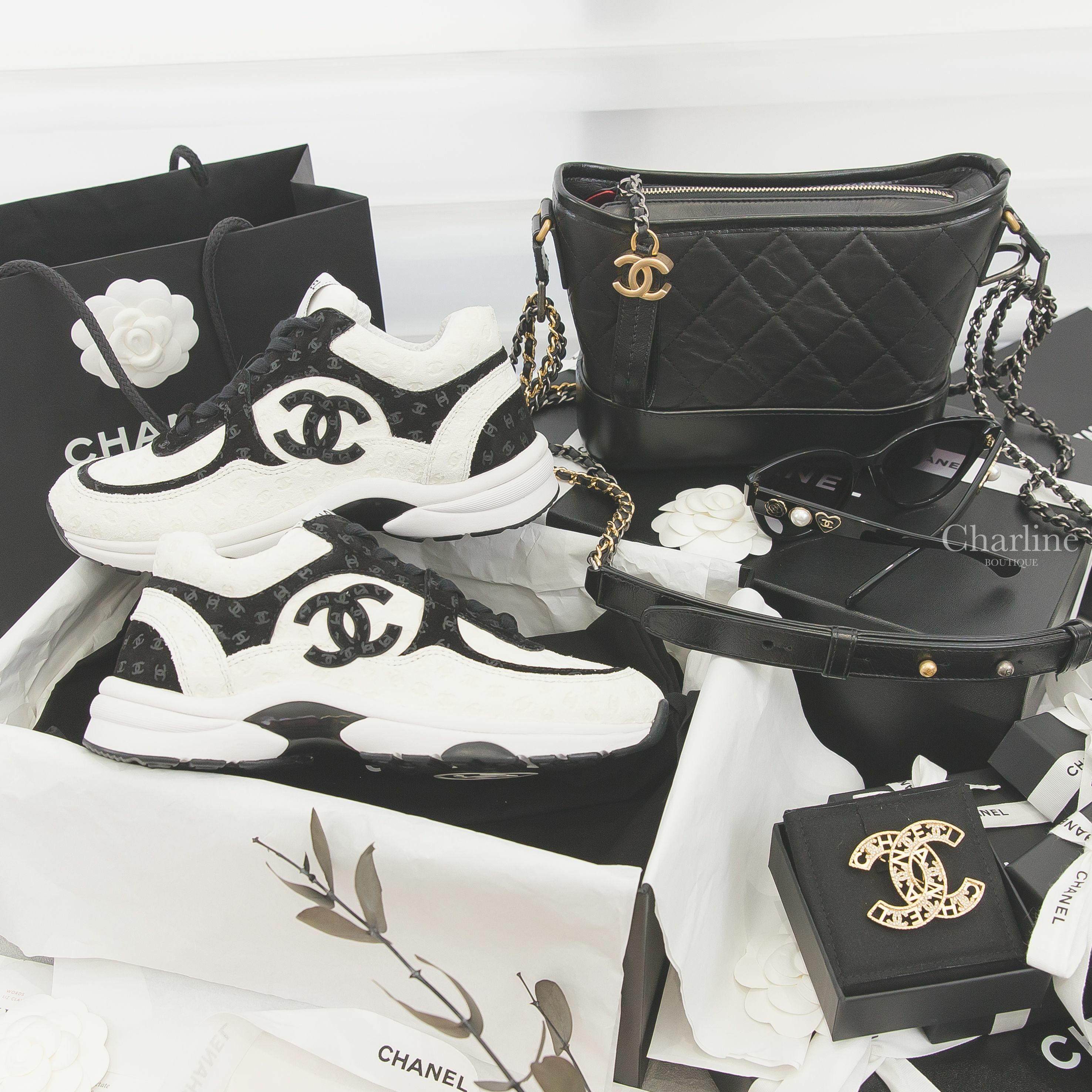 Chanel Hobo 黑色金銀鍊小型鍊帶手袋,Chanel 黑色蝴蝶型鏡片側邊山茶花白色珍珠愛心CC太陽眼鏡,Chanel 白色牛皮拼黑色麂皮壓紋CC運動鞋,Chanel 金色簍空字母水鑽CC胸針-Charline Boutique 精品代購