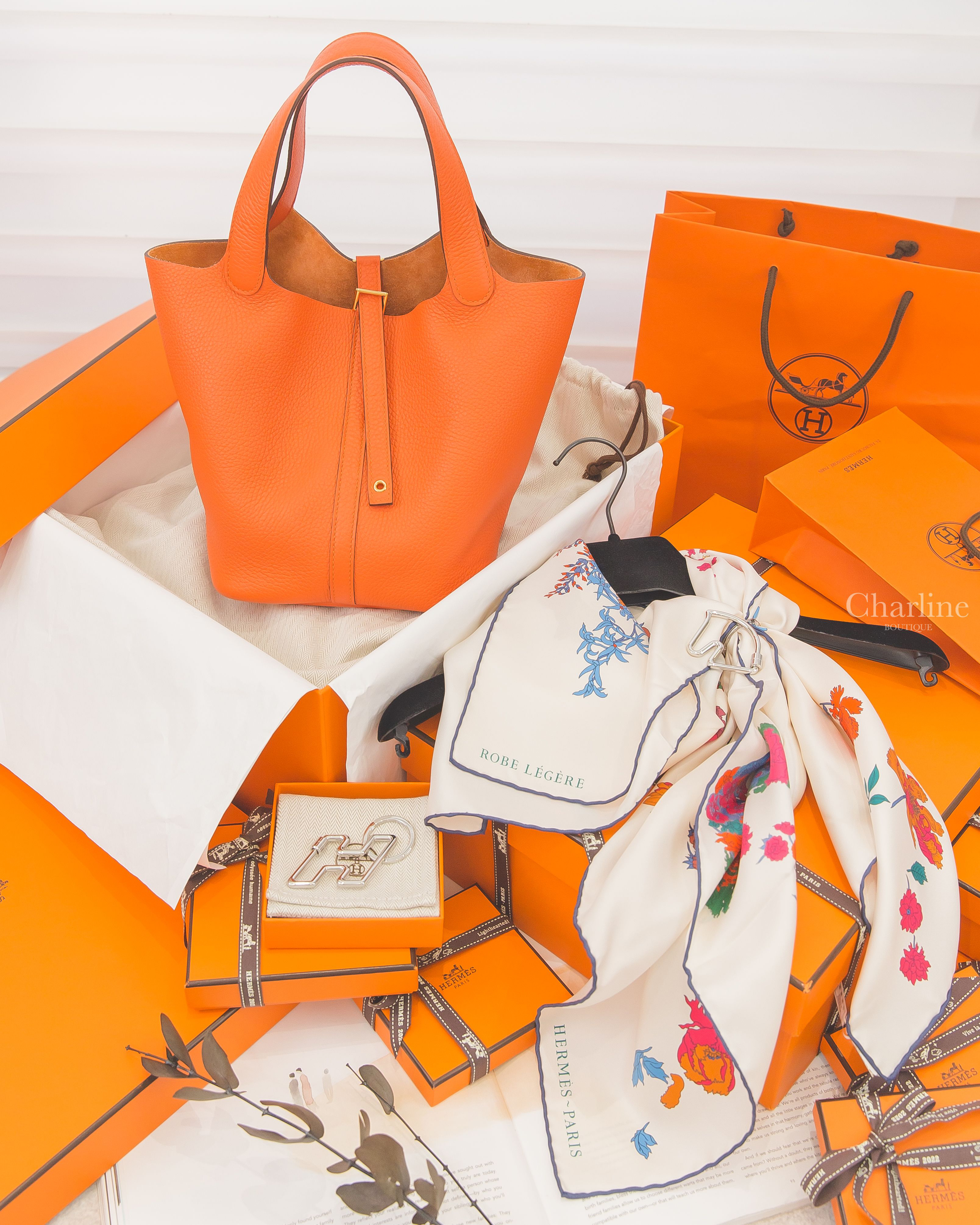 Hermès 銀色簍空H不銹鋼鑰匙圈,Hermès 銀色簍空馬頭造型不銹鋼鑰匙圈,Hermès Picotin 22cm 火焰橘金釦中型提把水桶包-Charline Boutique 精品代購