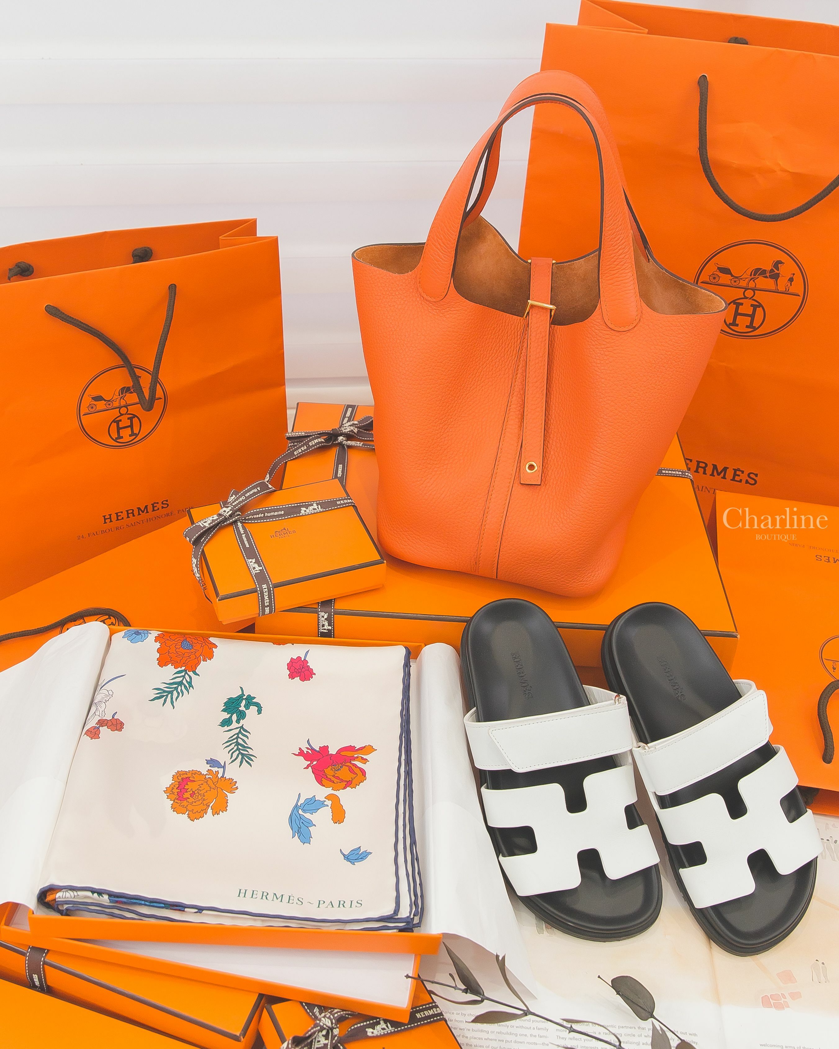 Hermès Picotin 22cm 9J Feu Taurillon Clemence Z刻火焰橘金釦中型提把水桶包,Hermès Chypre Sandal 白色小牛皮黑底魔鬼氈橡膠平底拖鞋-Charline Boutique 精品代購