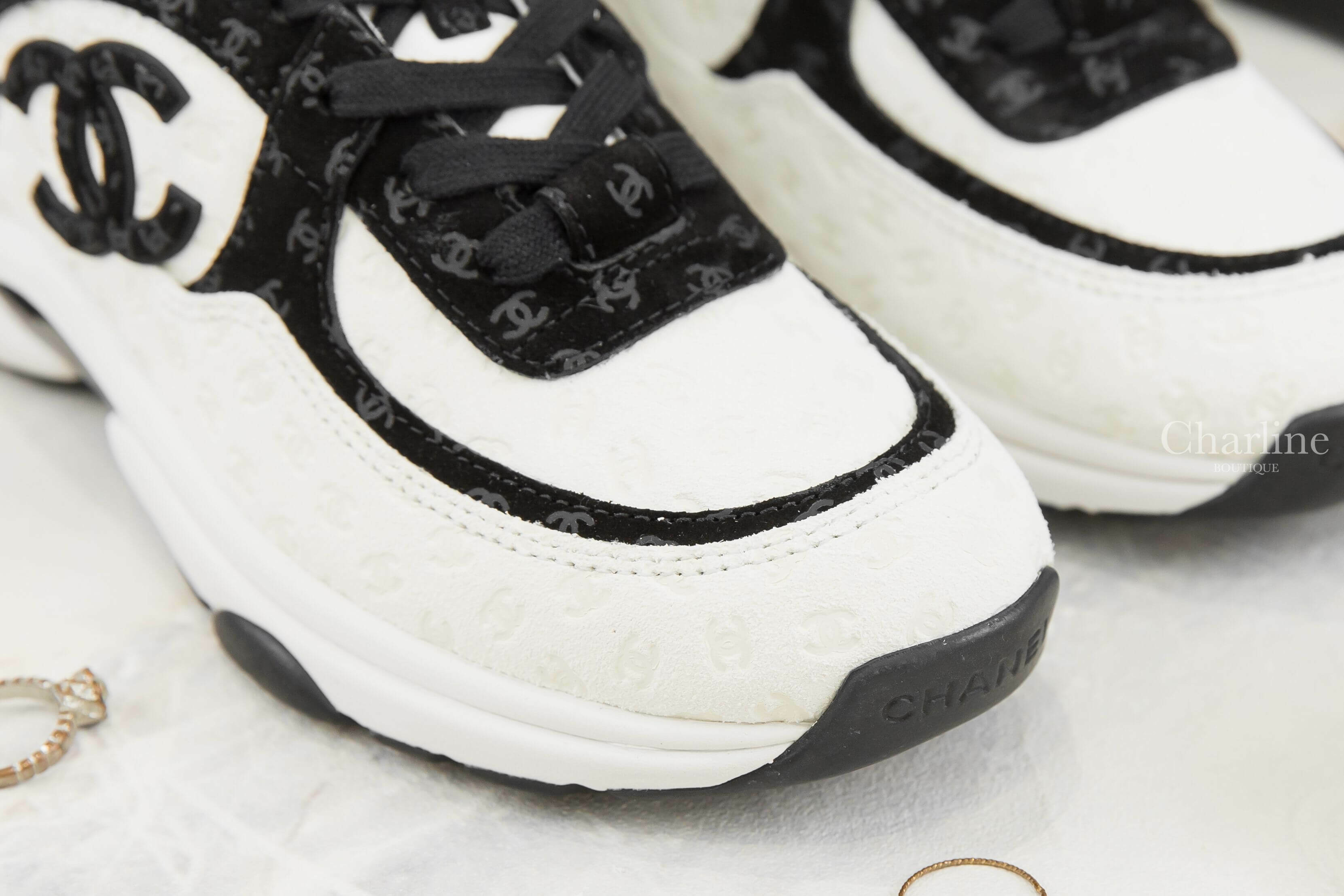 Chanel Trainers 白色小牛皮拼黑色麂皮壓紋CC運動鞋