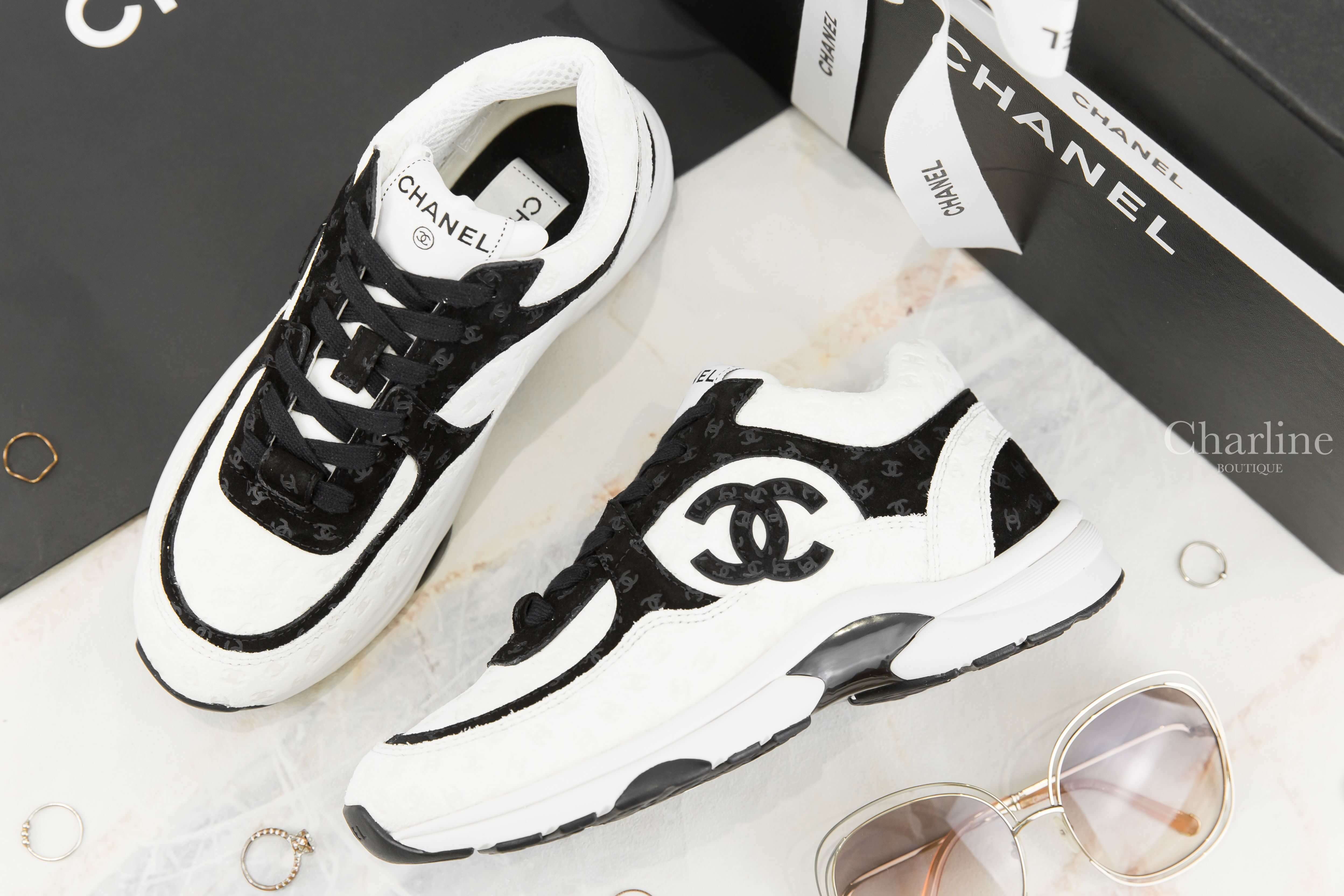Chanel Trainers 白色牛皮拼黑色麂皮壓紋CC運動鞋-Charline Boutique 精品代購
